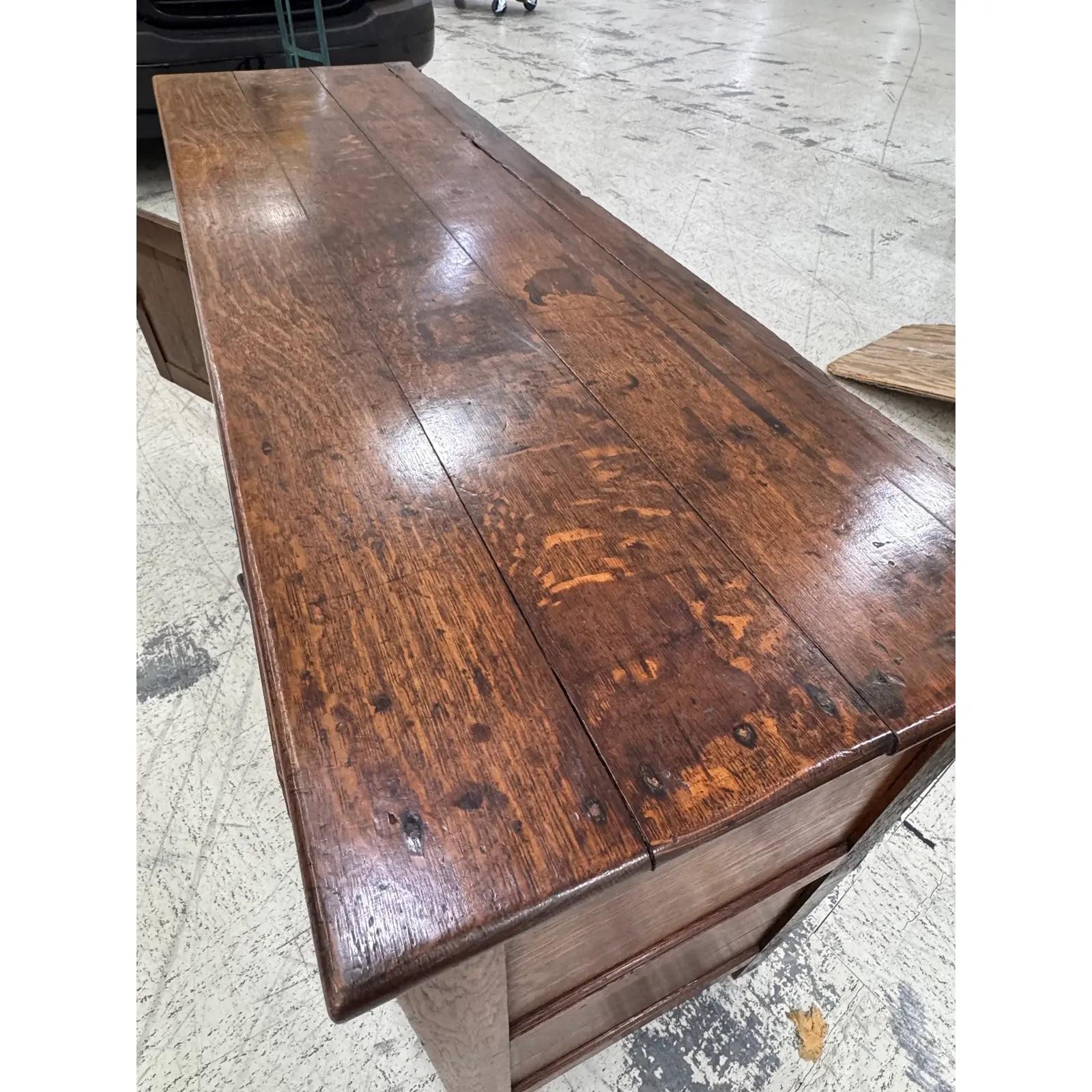 Una deliziosa base per comò in quercia del Galles del Nord dell'inizio del XIX secolo dal fascino senza tempo. Il mobile è dotato di sei cassetti, affiancati da un'anta ad arco con intarsi a ventaglio negli angoli, ornati da maniglie a goccia in