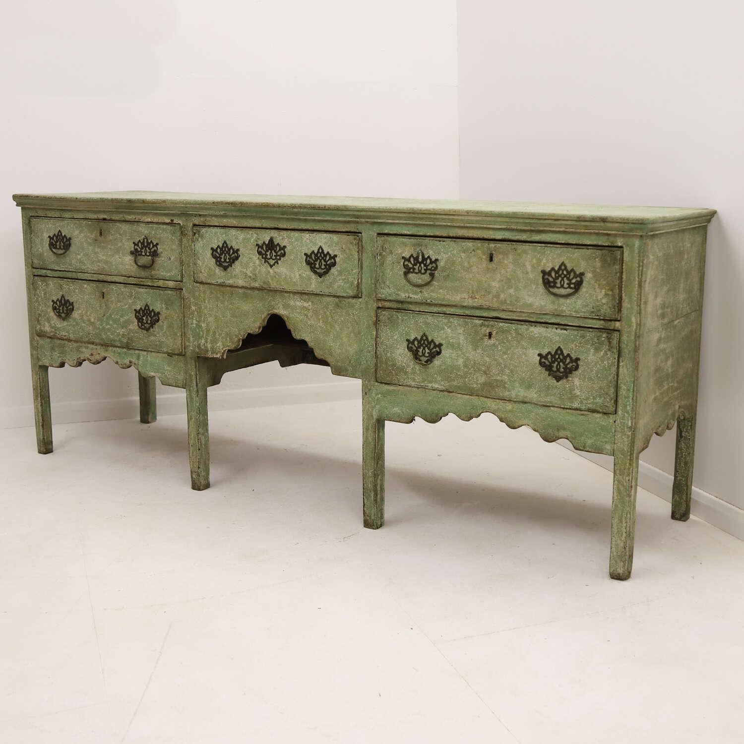 Base de cómoda inglesa del siglo XVIII Pintado a mano en venta
