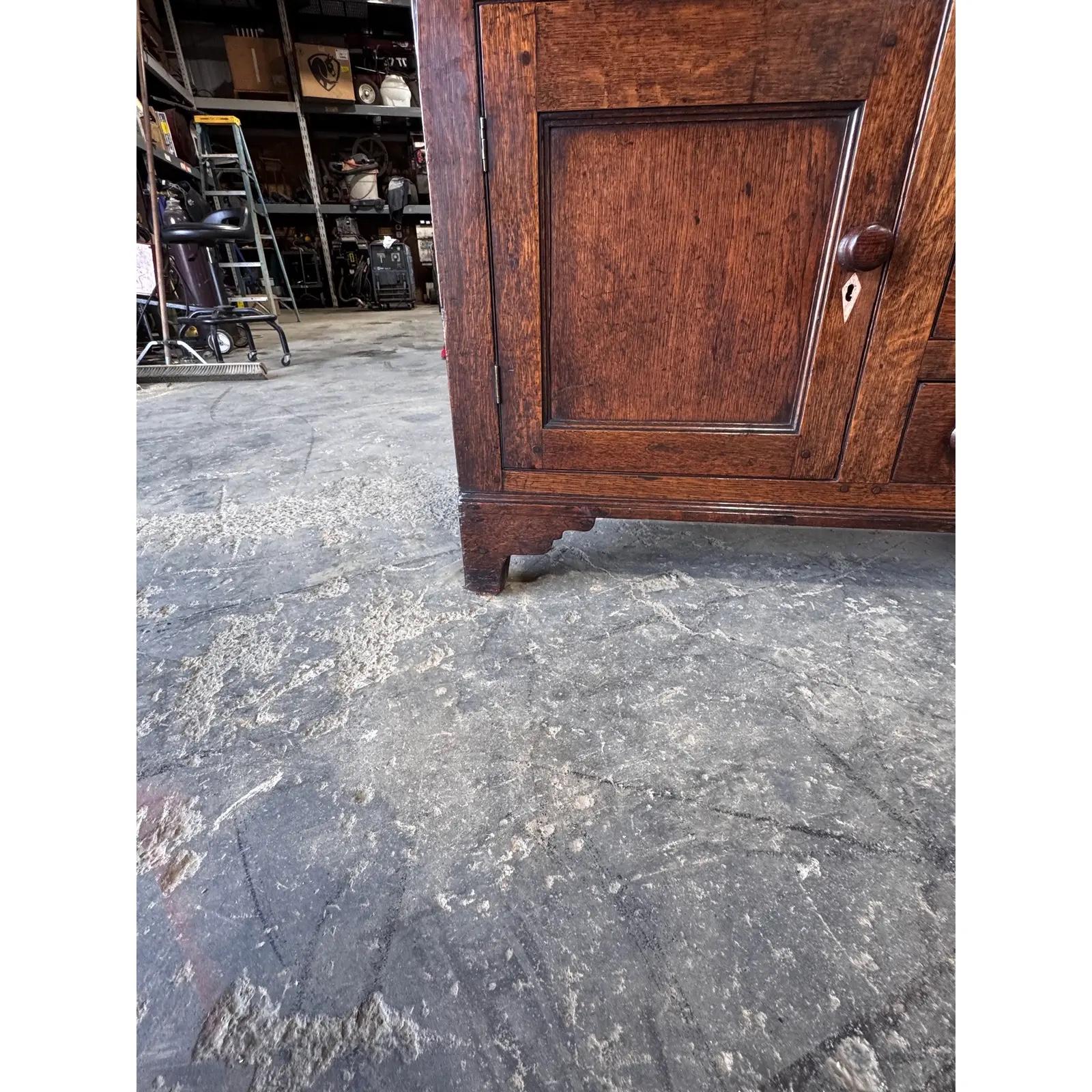 Base de cómoda inglesa del siglo XVIII en venta 2