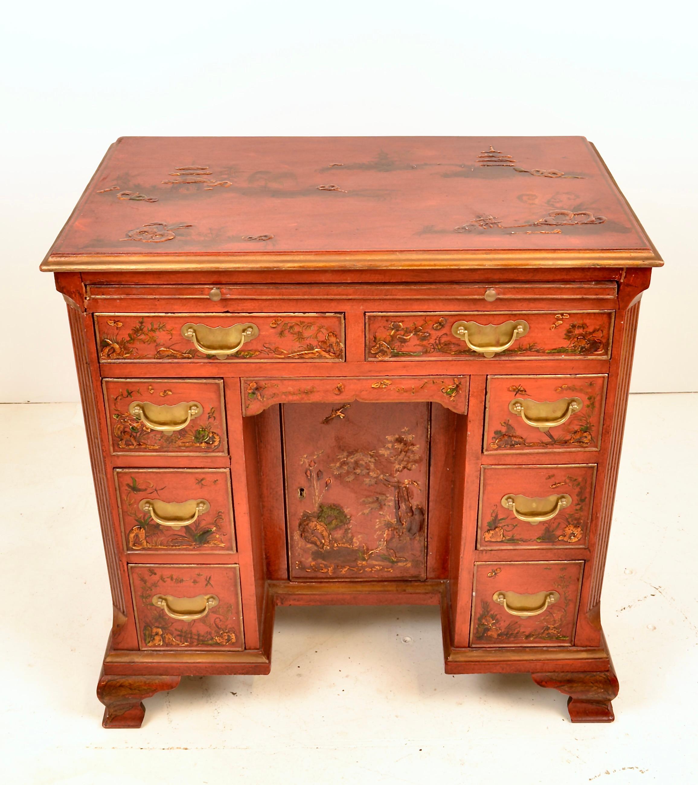 Anglais Commode anglaise du 18ème siècle avec décoration de chinoiserie du 19ème siècle en vente