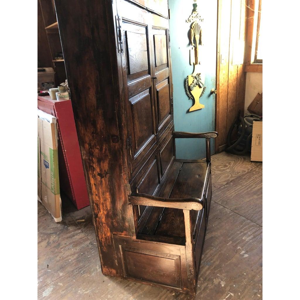 18th Century English Elm and Ash Bacon Settle Cabinet with Attached Bench In Good Condition In Middleburg, VA