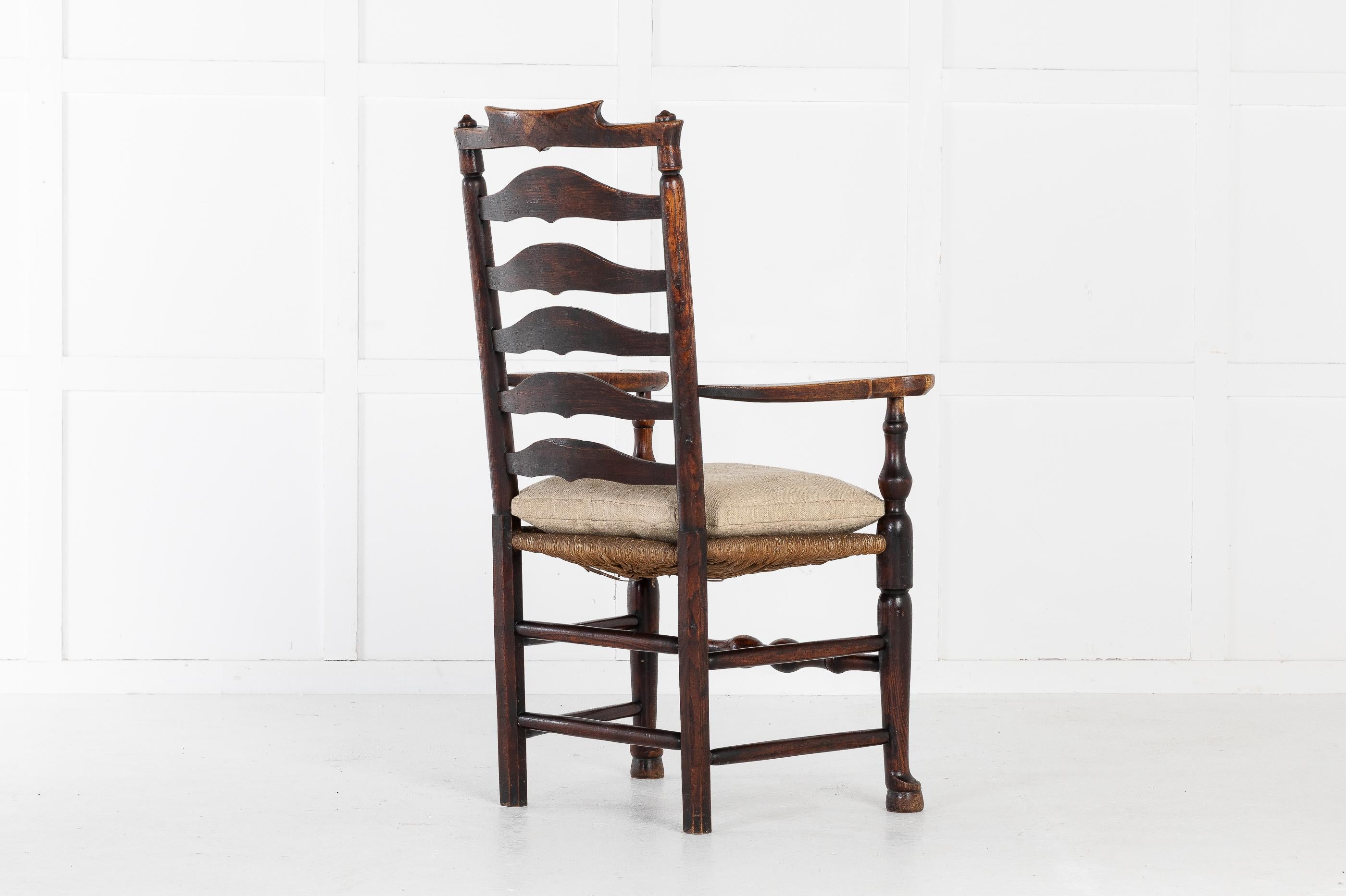 18th Century English Elm Ladder-Back Carver Chair In Good Condition For Sale In Gloucestershire, GB