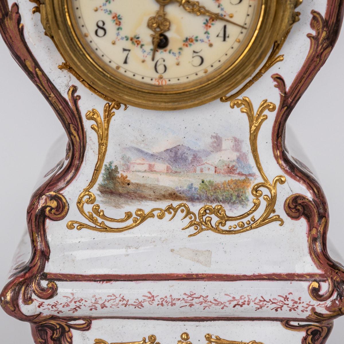Horloge de table anglaise en émail du 18e siècle avec scènes florales et romantiques vers 1770 en vente 3