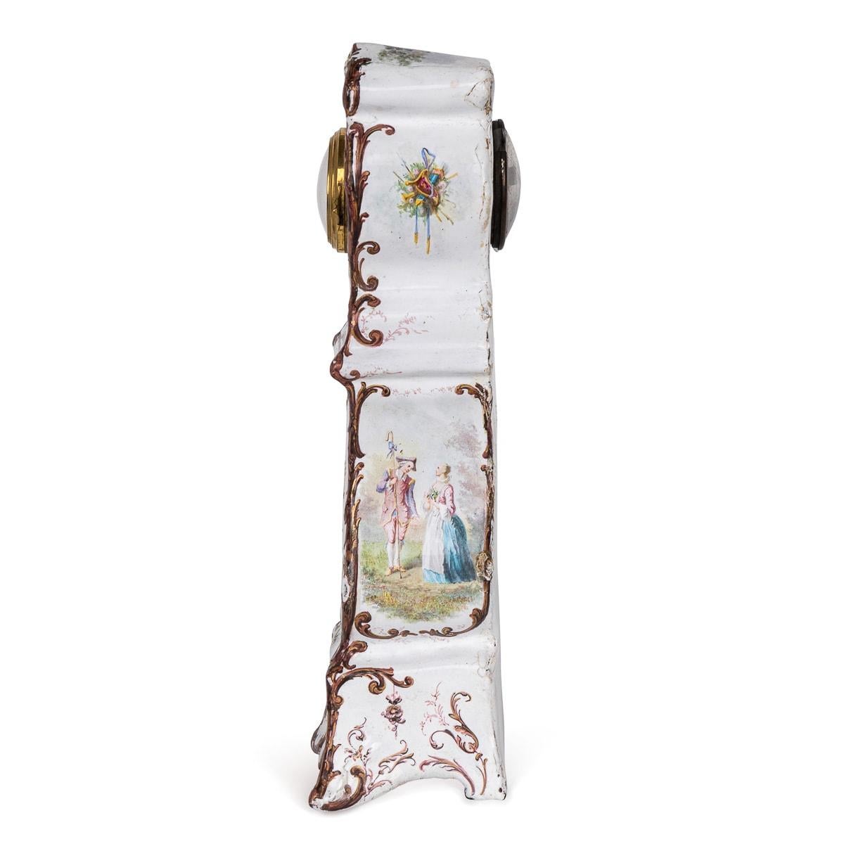 Autre Horloge de table anglaise en émail du 18e siècle avec scènes florales et romantiques vers 1770 en vente
