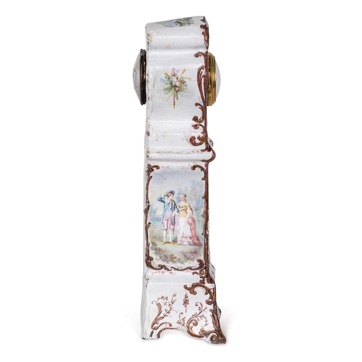 Horloge de table anglaise en émail du 18e siècle avec scènes florales et romantiques vers 1770 Bon état - En vente à Royal Tunbridge Wells, Kent