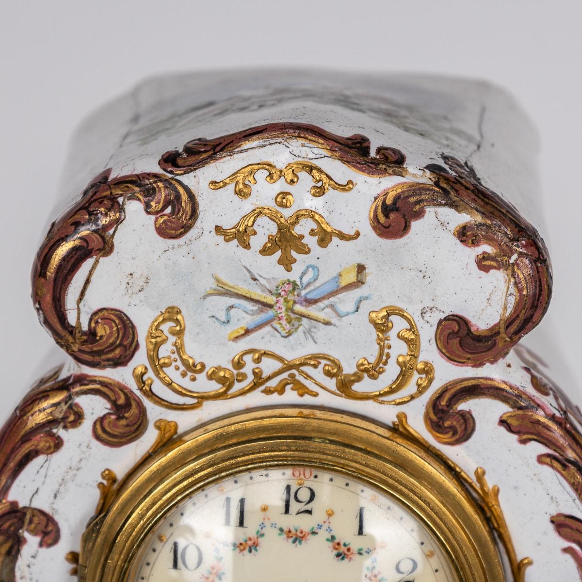 Horloge de table anglaise en émail du 18e siècle avec scènes florales et romantiques vers 1770 en vente 1