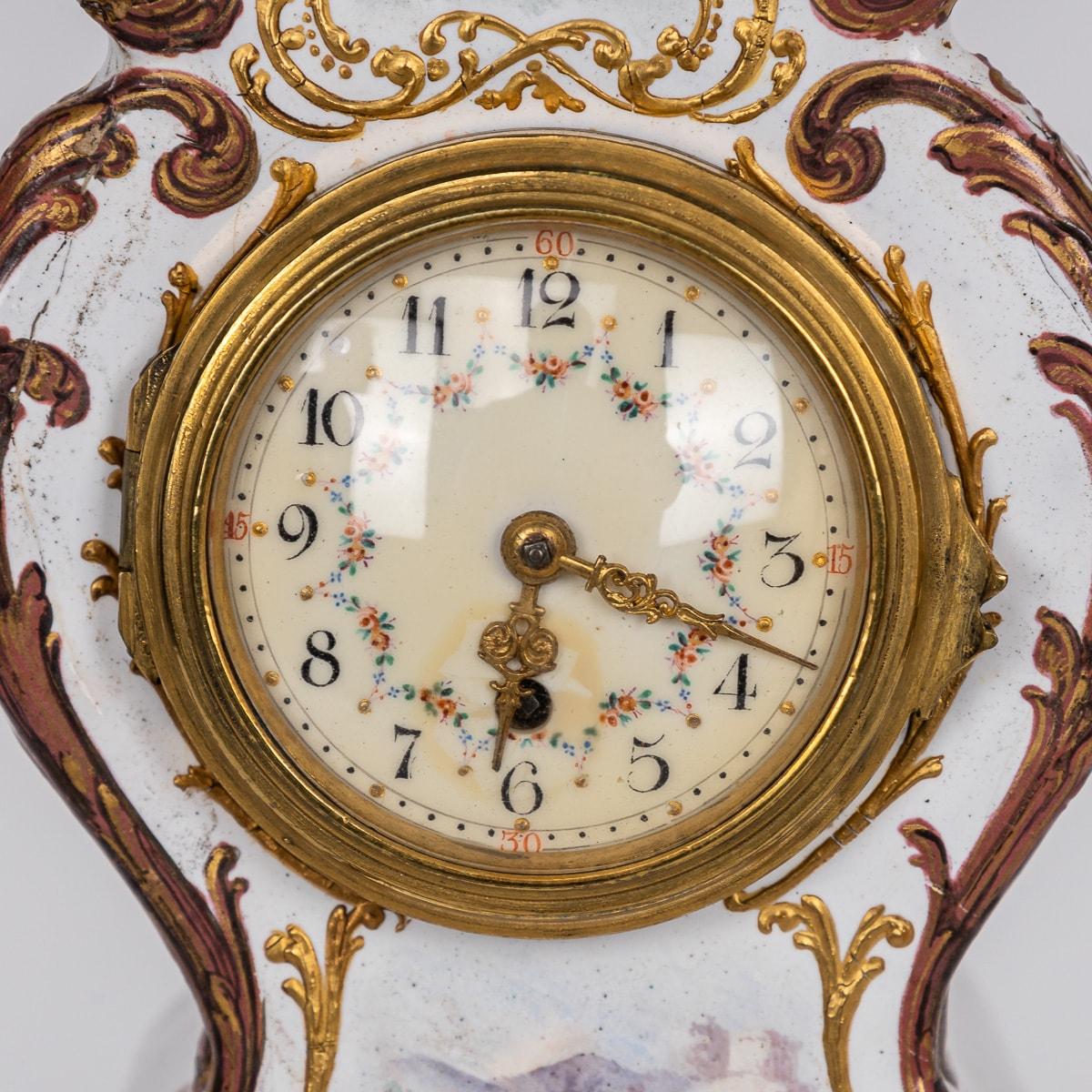 Horloge de table anglaise en émail du 18e siècle avec scènes florales et romantiques vers 1770 en vente 2