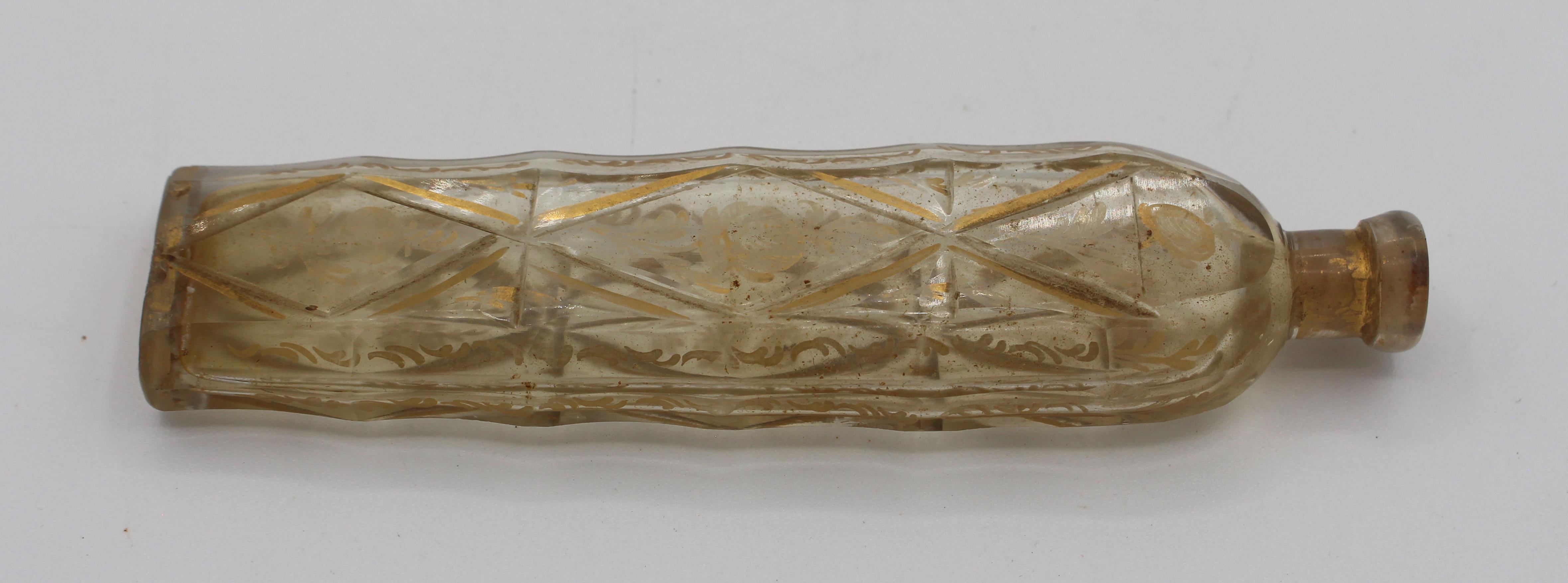 Englische Parfümflasche aus facettiertem und vergoldetem geblasenem Glas aus dem 18. (18. Jahrhundert und früher) im Angebot