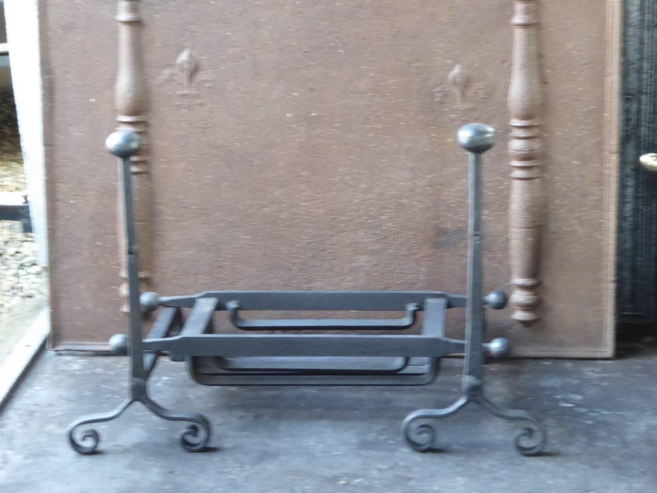 18th century English Georgian fireplace grate made of cast iron and wrought iron. The total width of the front of the grate is 81 cm.

We have a unique and specialized collection of antique and used fireplace accessories consisting of more than 1000