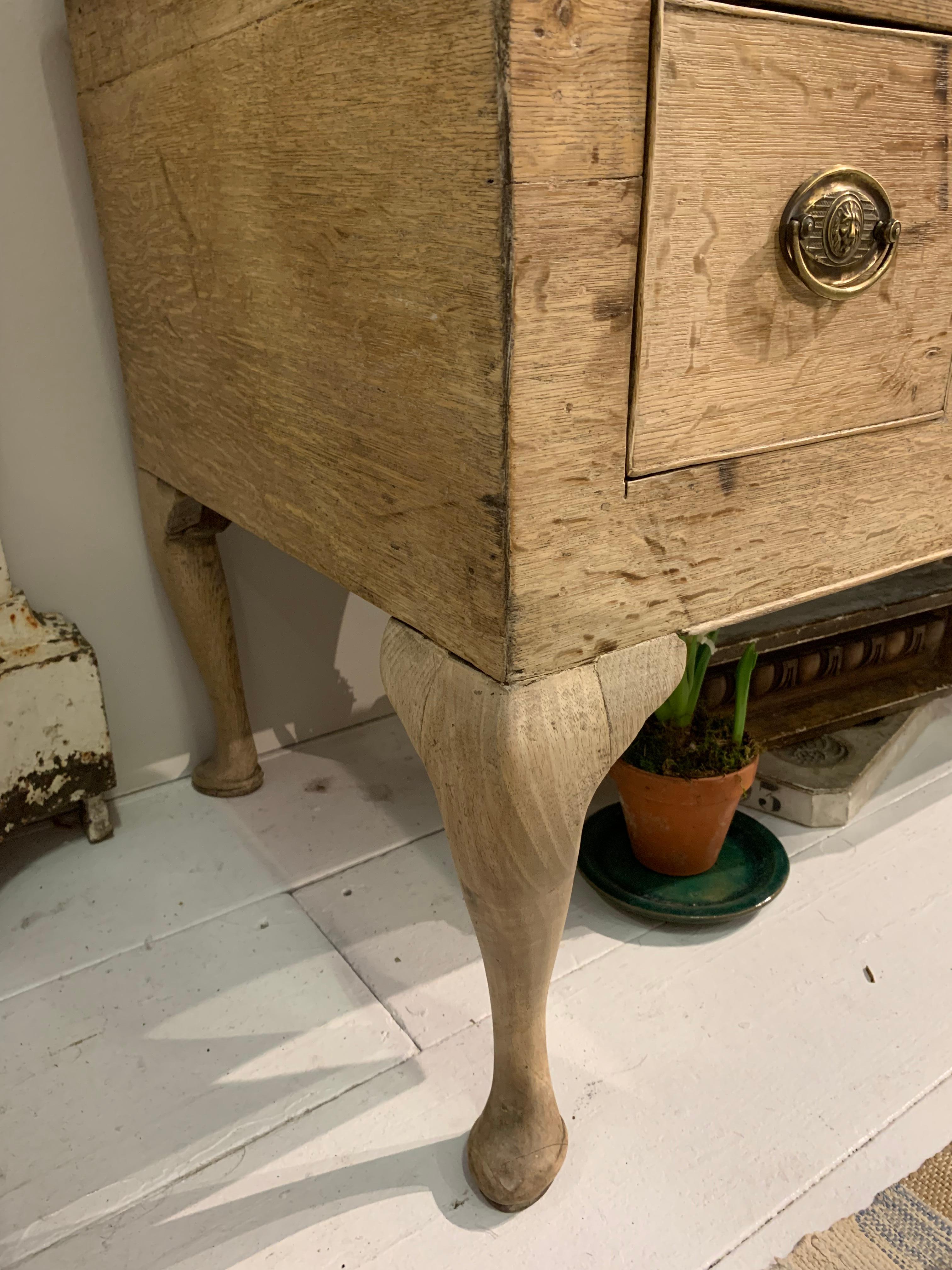 Commode campagnarde en chêne à cinq tiroirs du 18e siècle sur socle, de style anglais  en vente 4