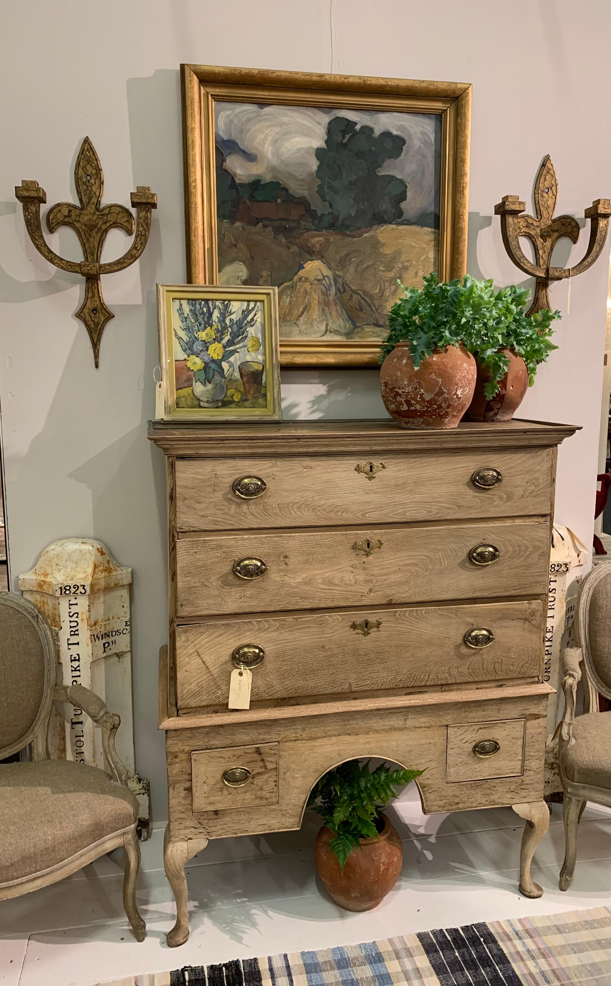 Circa 18th century Oak three larger drawer chest which sits on a stand and features drop handles. The three-drawer section sits on a base stand with pad feet and two deep narrow drawers which sit on either side.

A simple and charming country