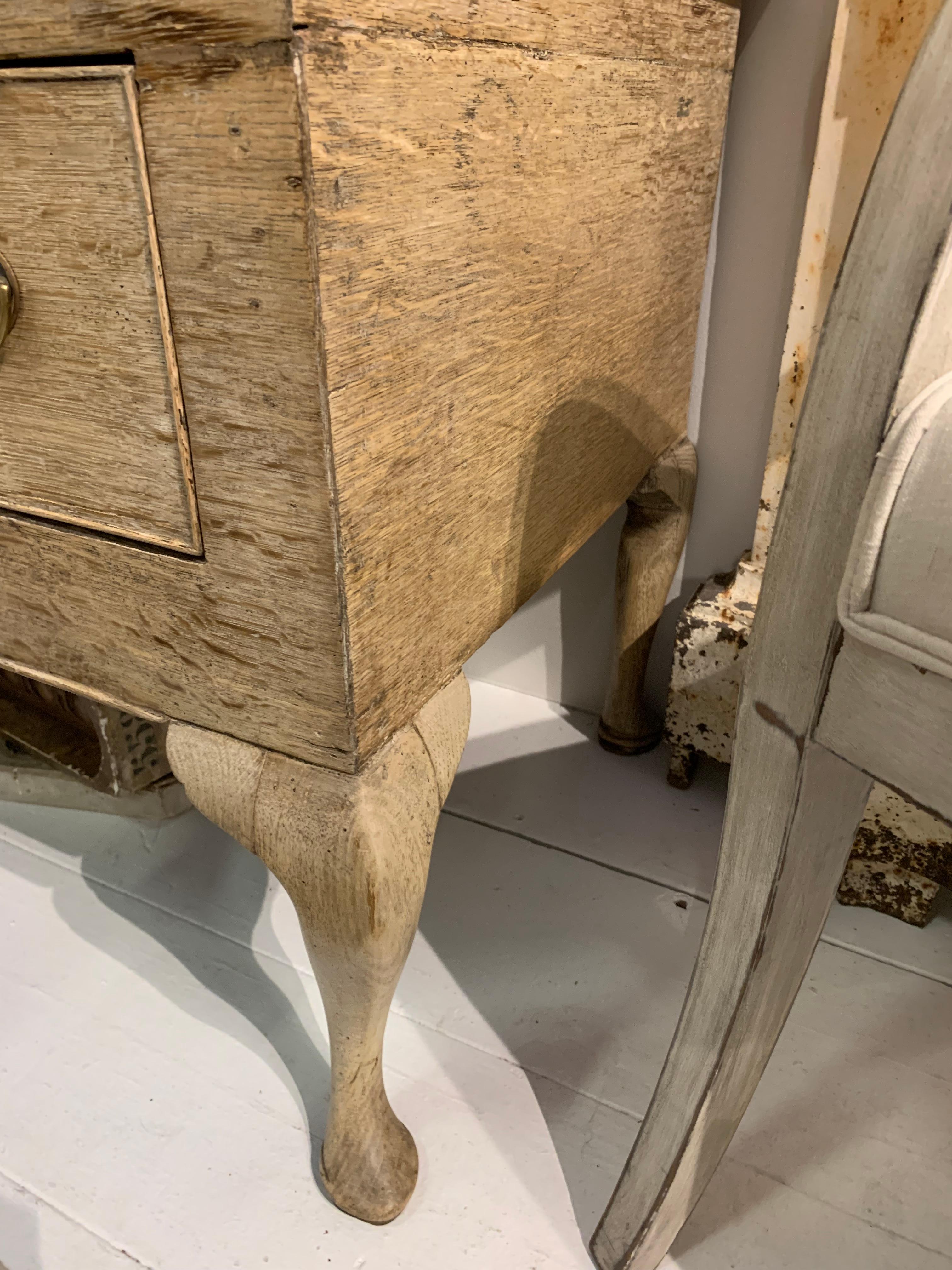 Anglais Commode campagnarde en chêne à cinq tiroirs du 18e siècle sur socle, de style anglais  en vente