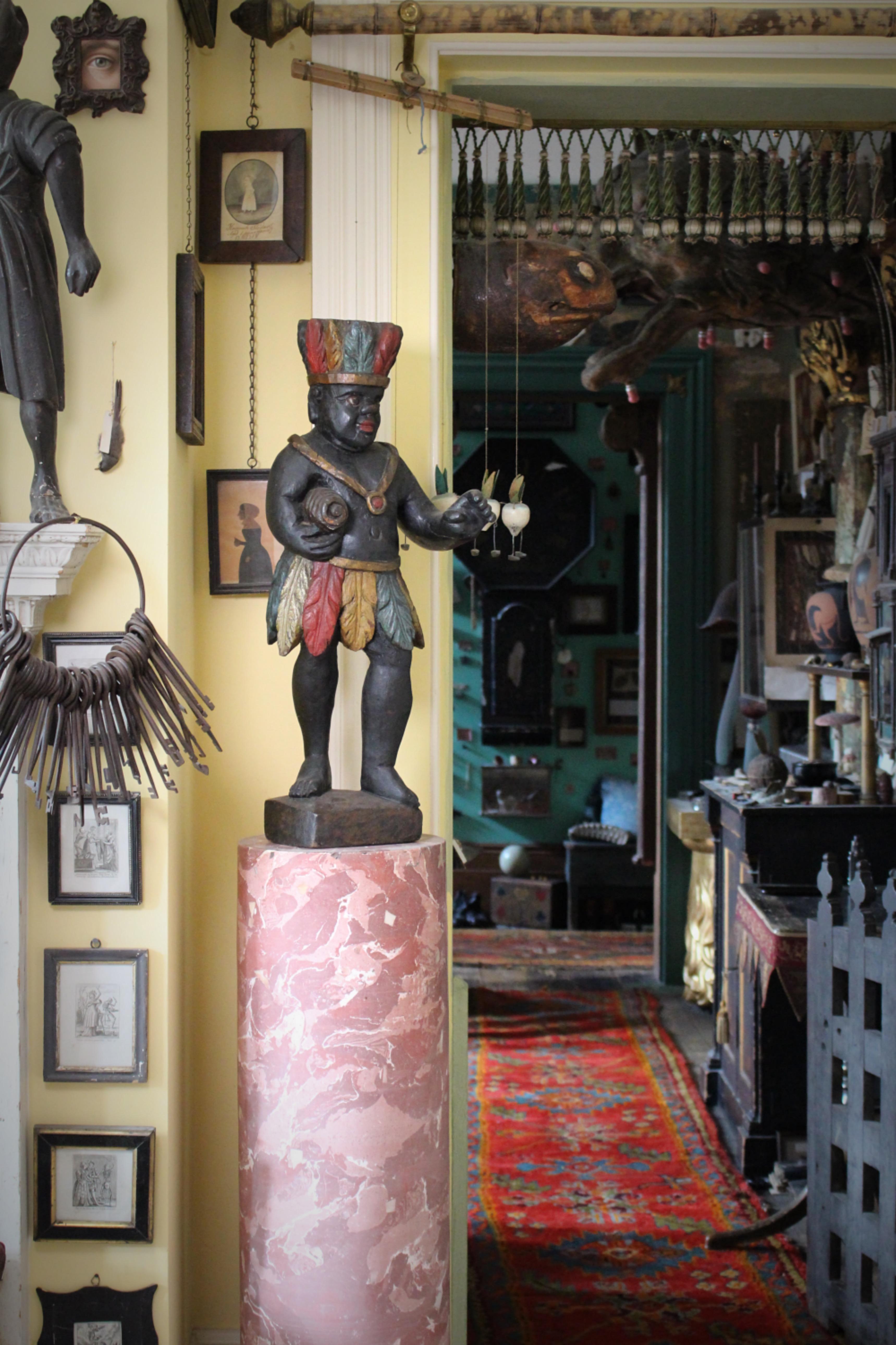 Ein 18. Jahrhundert geschnitzt Tobacconists Theke oben Handel Zeichen, 

Holzschnitzerei mit polychromem Dekor, in Form eines Blackamoor mit Tabakblatt-Kilt und Kopfschmuck mit einer Tabakrolle unter dem Arm.

Es gab mehrere Zeichen, die mit dem