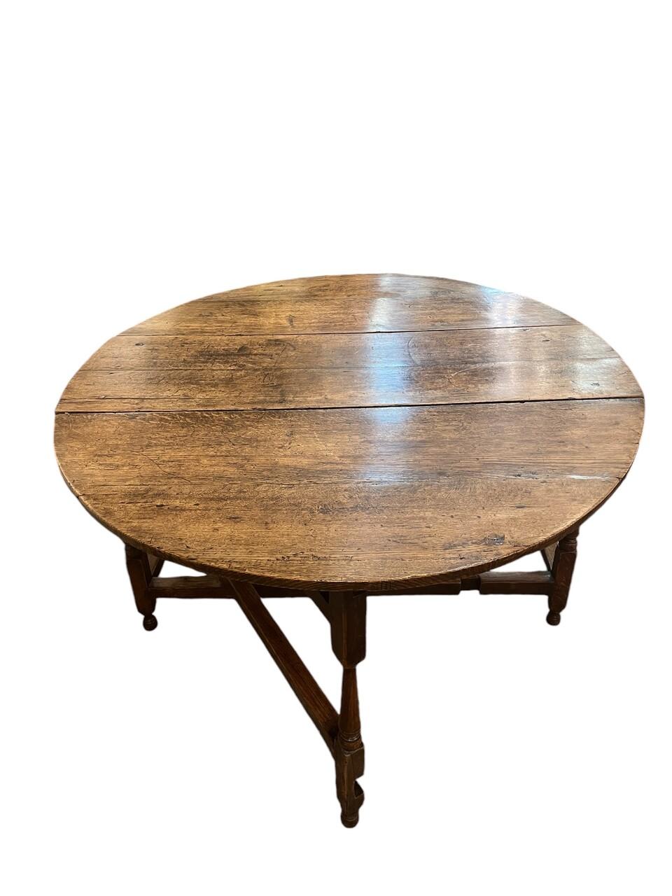 Table à pied de porte anglaise du 18e siècle. Plateau en chêne de forme ovale avec une belle patine naturelle vieillie