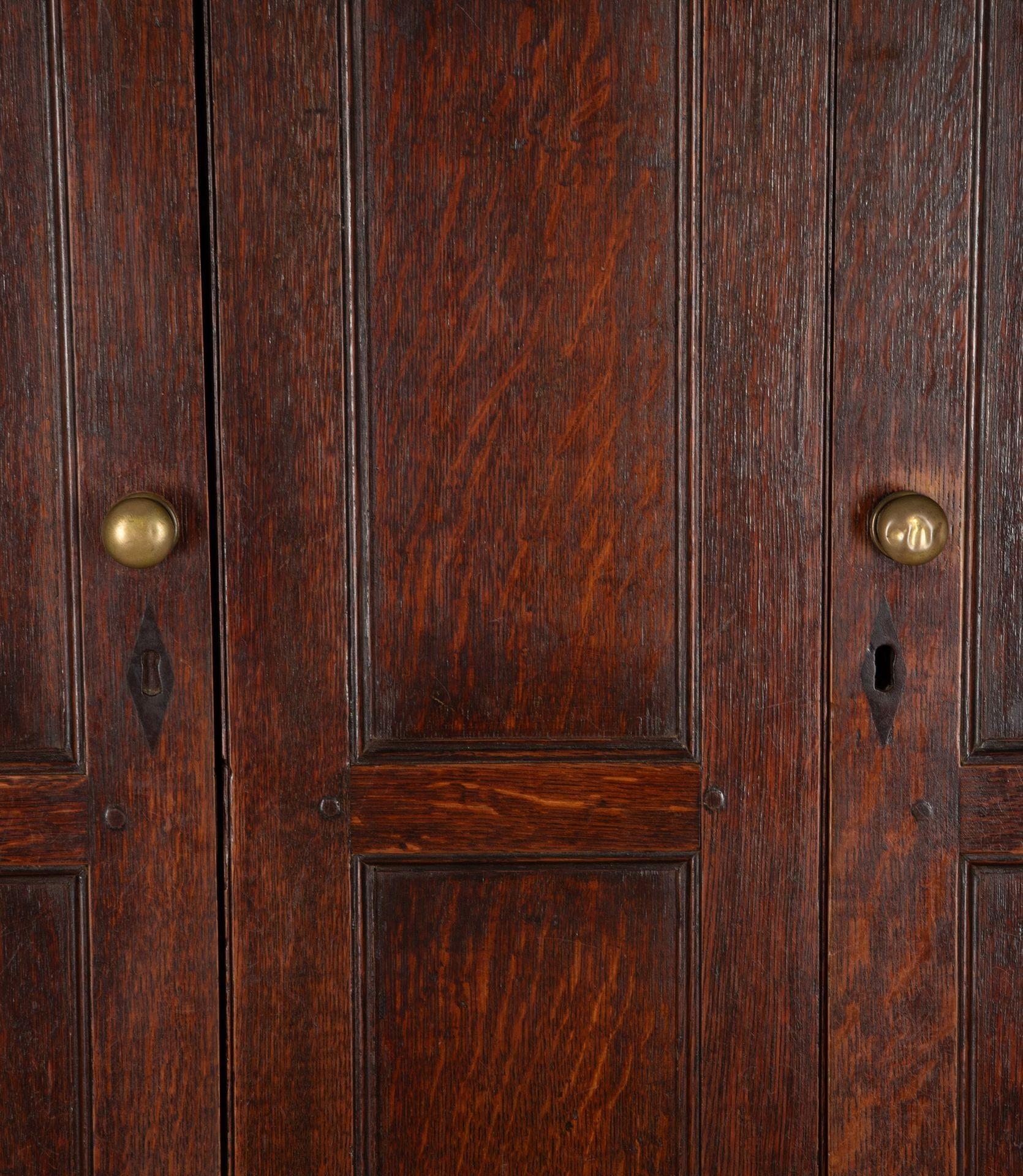 Armoire à provisions en chêne George I du 18e siècle en vente 2
