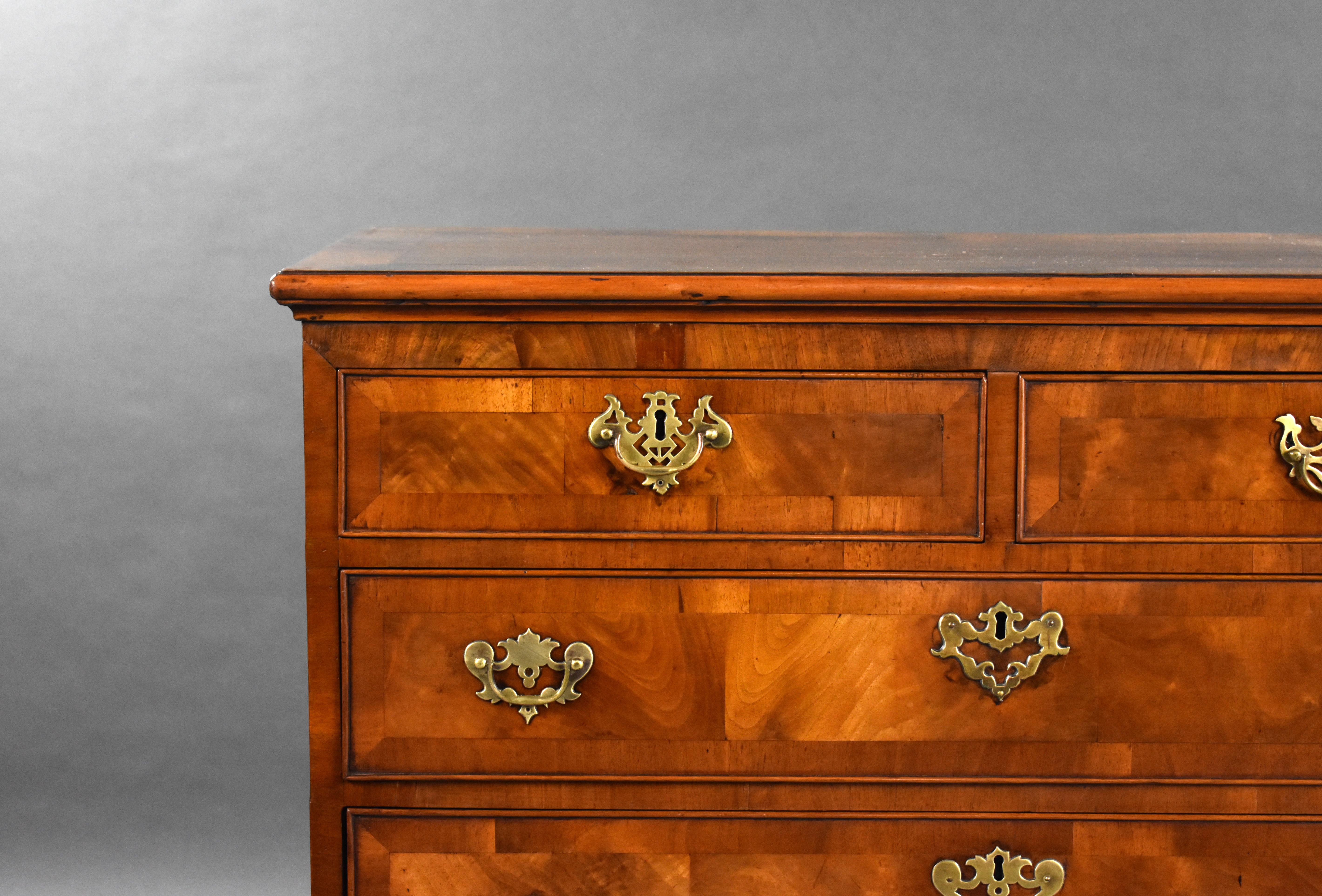 18th Century English George I Walnut Chest of Drawers For Sale 5