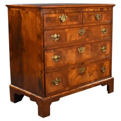 Commode anglaise George I du 18ème siècle en noyer