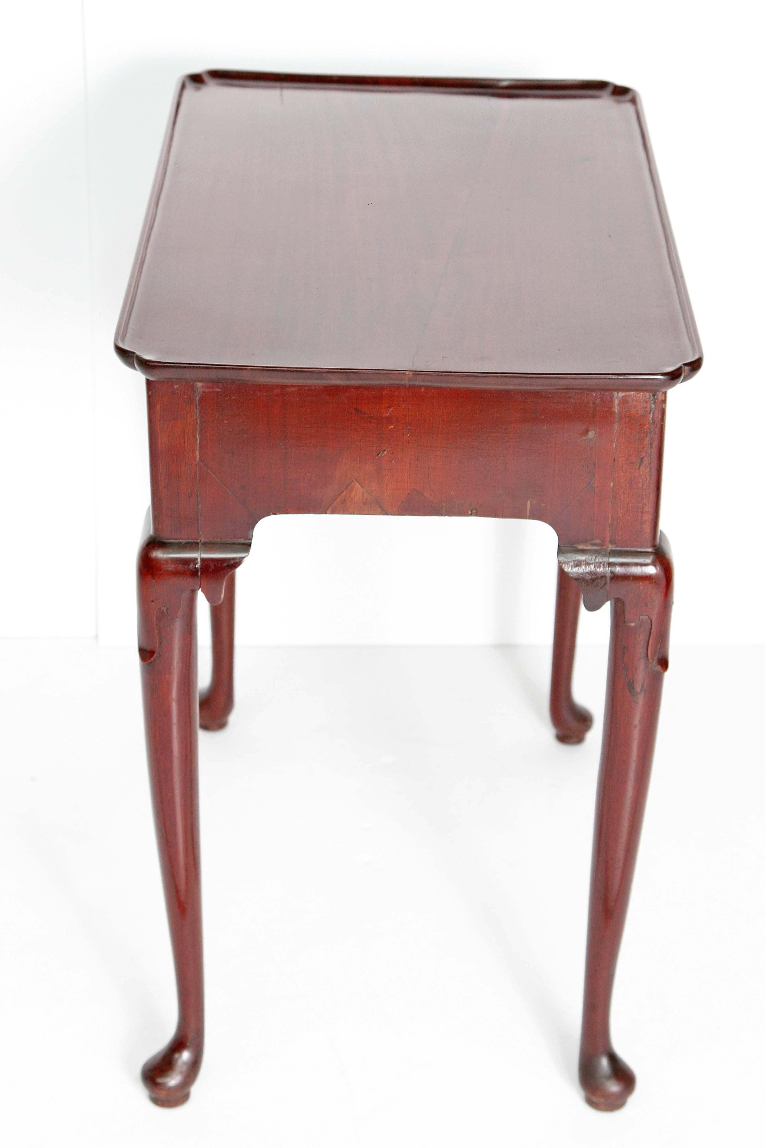 18th Century English George II Dressing Table in Walnut In Good Condition In Dallas, TX