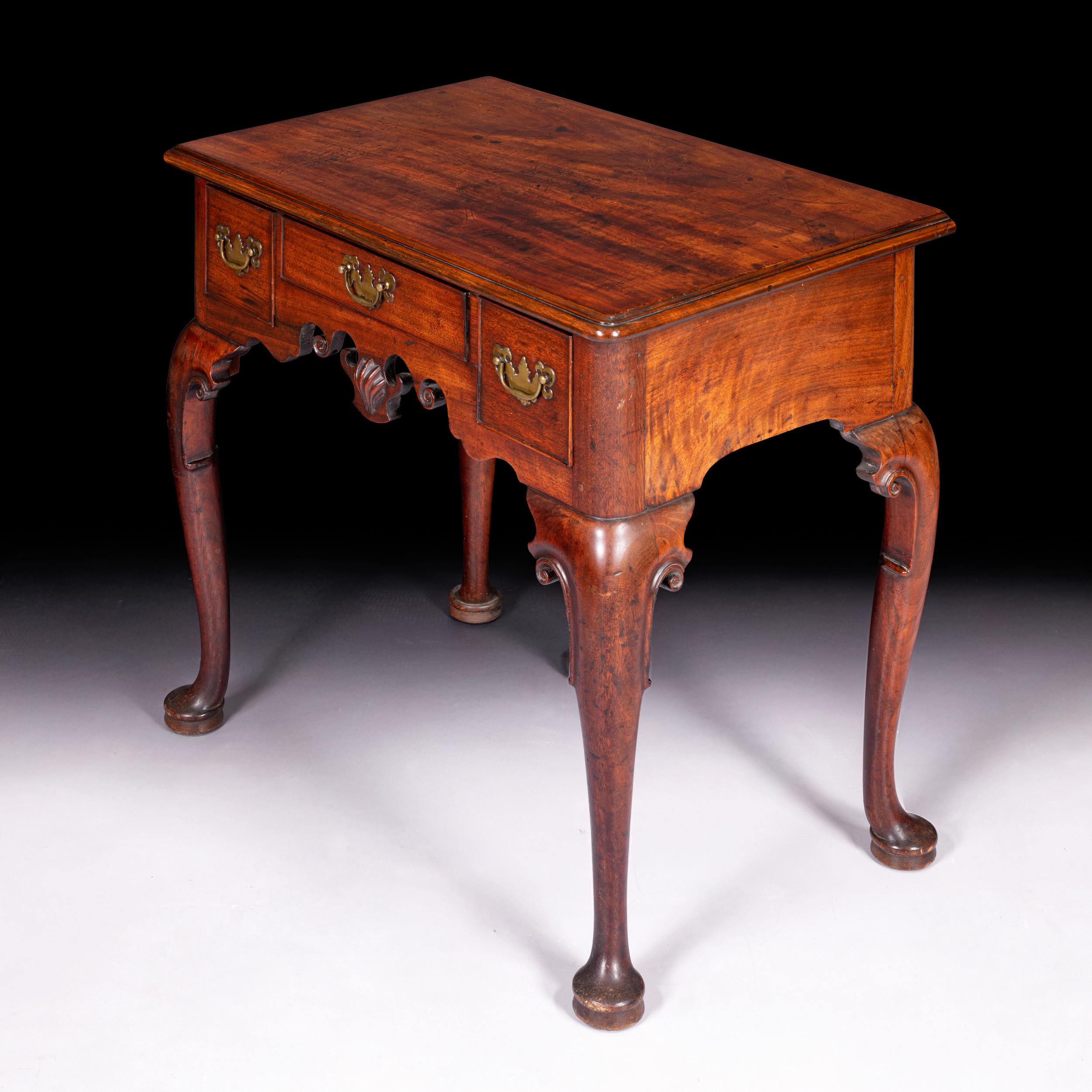 18th Century English George II Period Low Boy In Good Condition For Sale In Dublin, IE