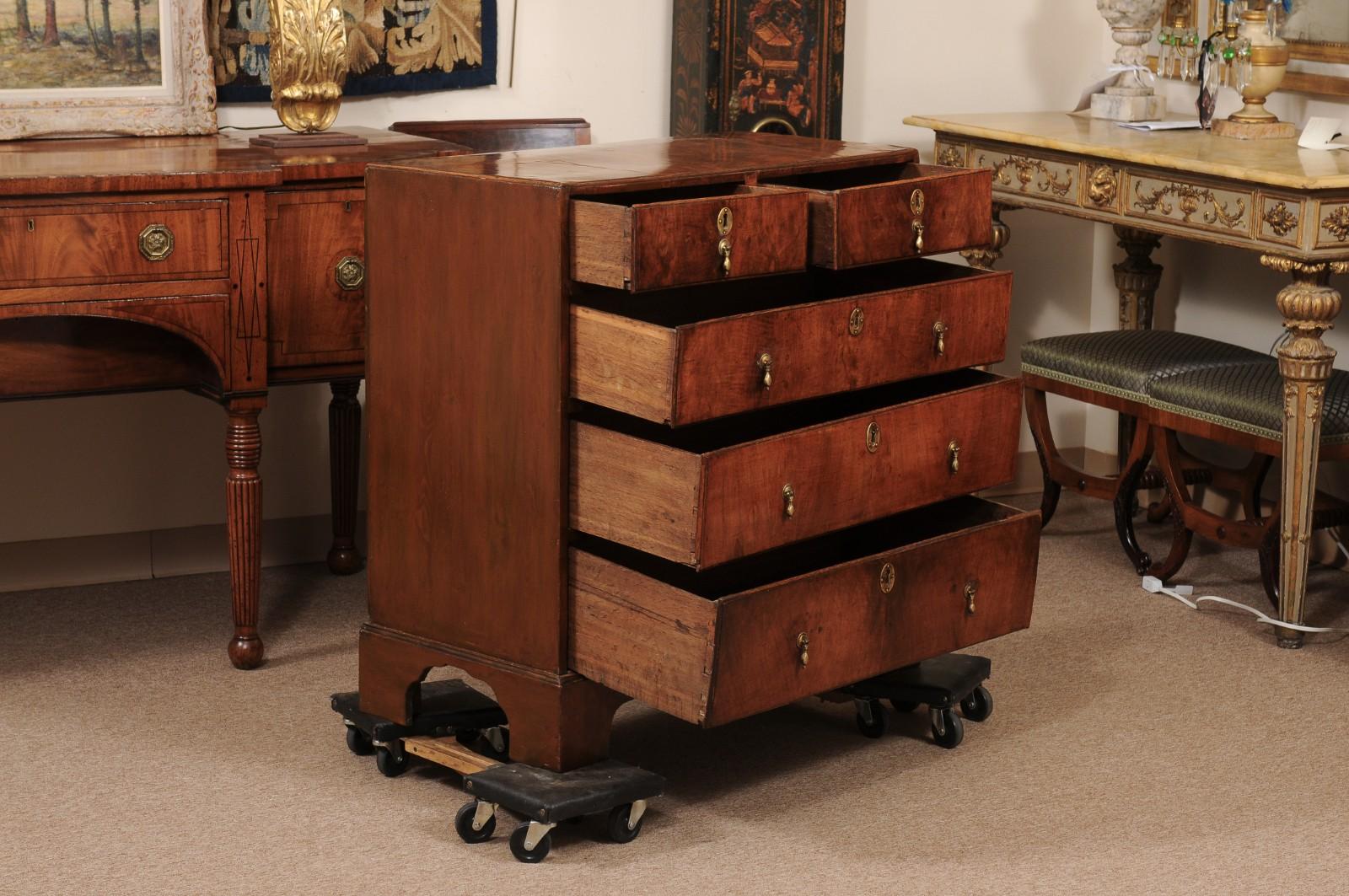 Anglais Coffre en noyer George II anglais du XVIIIe siècle avec plateau à caddies et 5 tiroirs avec chute en vente