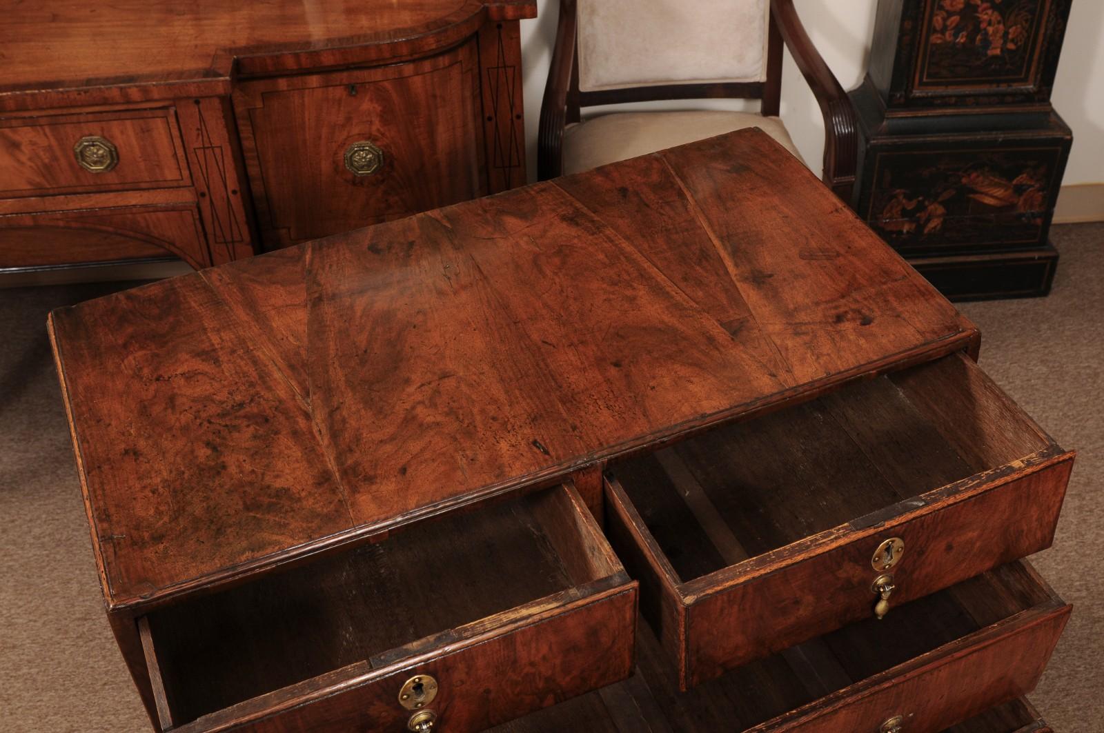 XVIIIe siècle et antérieur Coffre en noyer George II anglais du XVIIIe siècle avec plateau à caddies et 5 tiroirs avec chute en vente