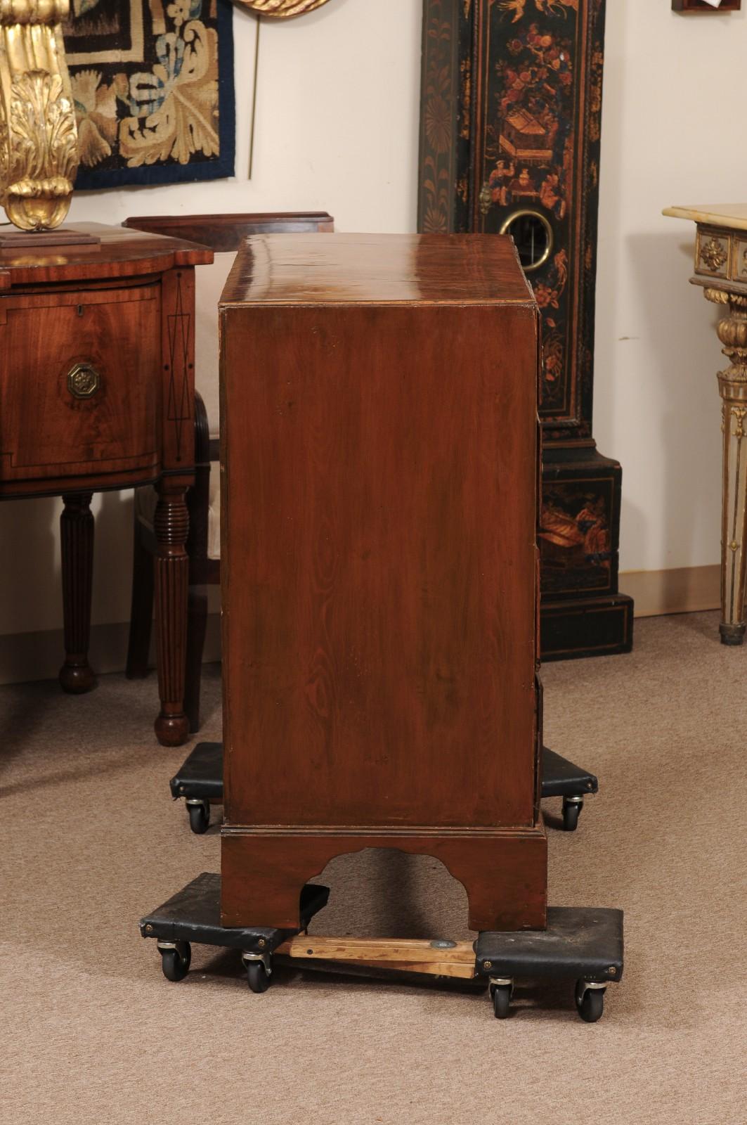 Noyer Coffre en noyer George II anglais du XVIIIe siècle avec plateau à caddies et 5 tiroirs avec chute en vente
