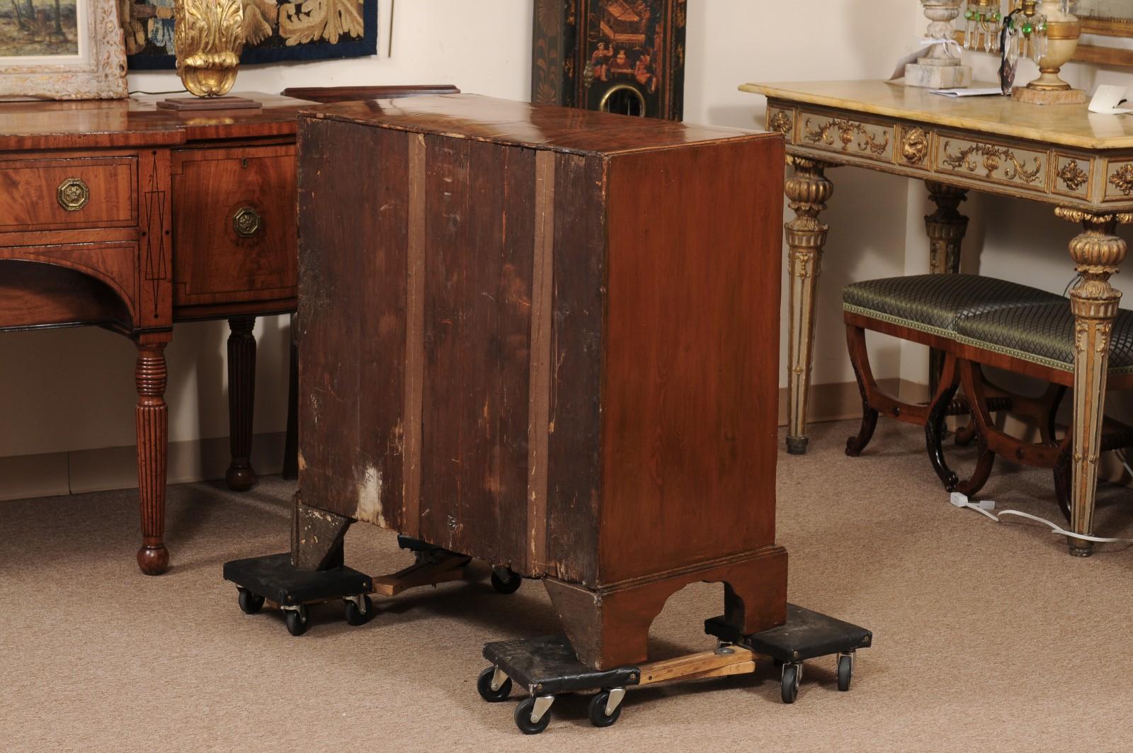 Coffre en noyer George II anglais du XVIIIe siècle avec plateau à caddies et 5 tiroirs avec chute en vente 1