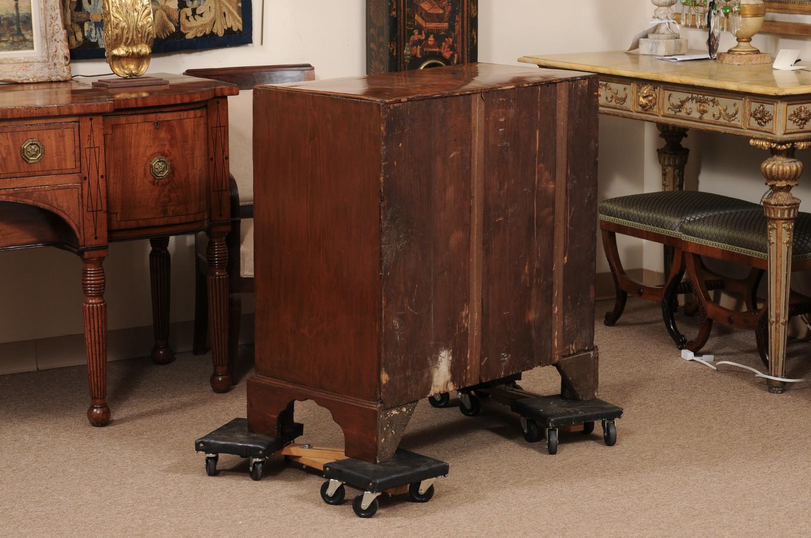 Coffre en noyer George II anglais du XVIIIe siècle avec plateau à caddies et 5 tiroirs avec chute en vente 3