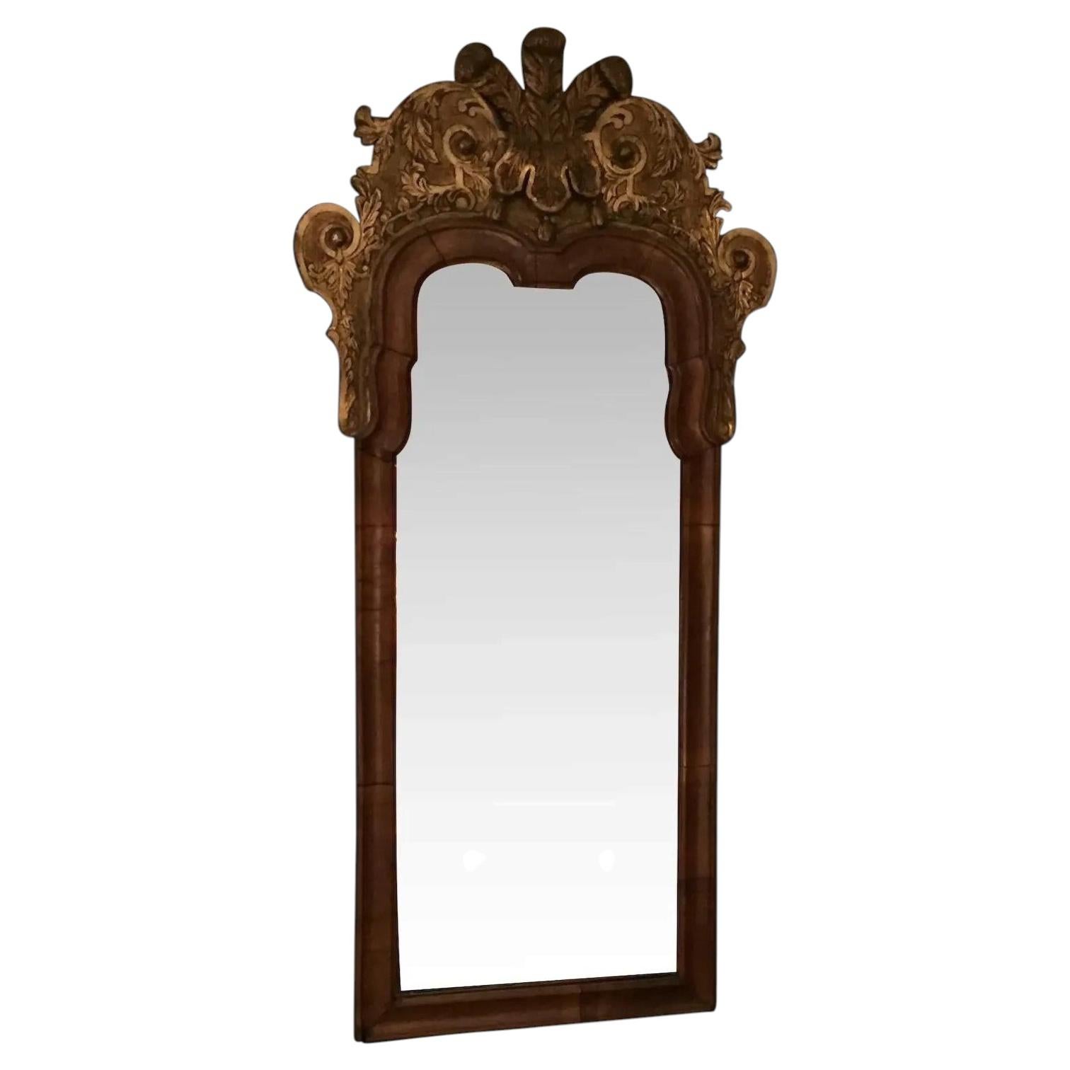 Miroir d'embarcadère anglais George II en noyer et bois doré du 18e siècle en vente