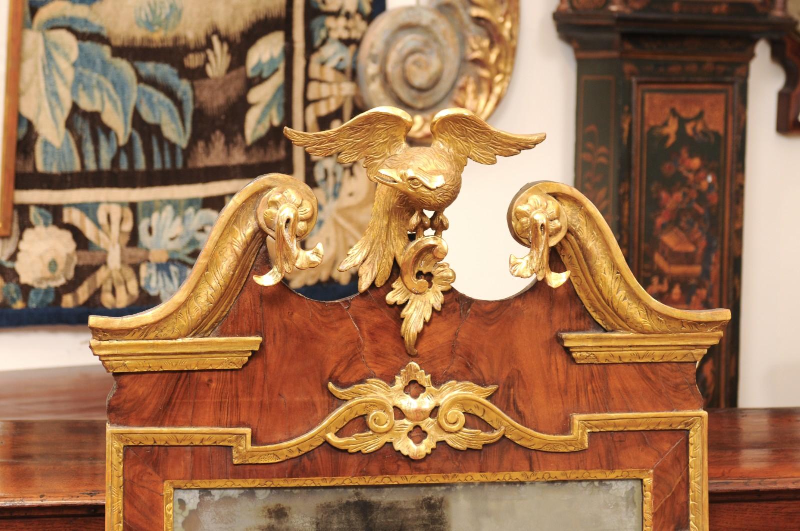 Specchio inglese del XVIII secolo di Giorgio II in noce e parcellana dorata con stemma dell'aquila In condizioni discrete in vendita a Atlanta, GA