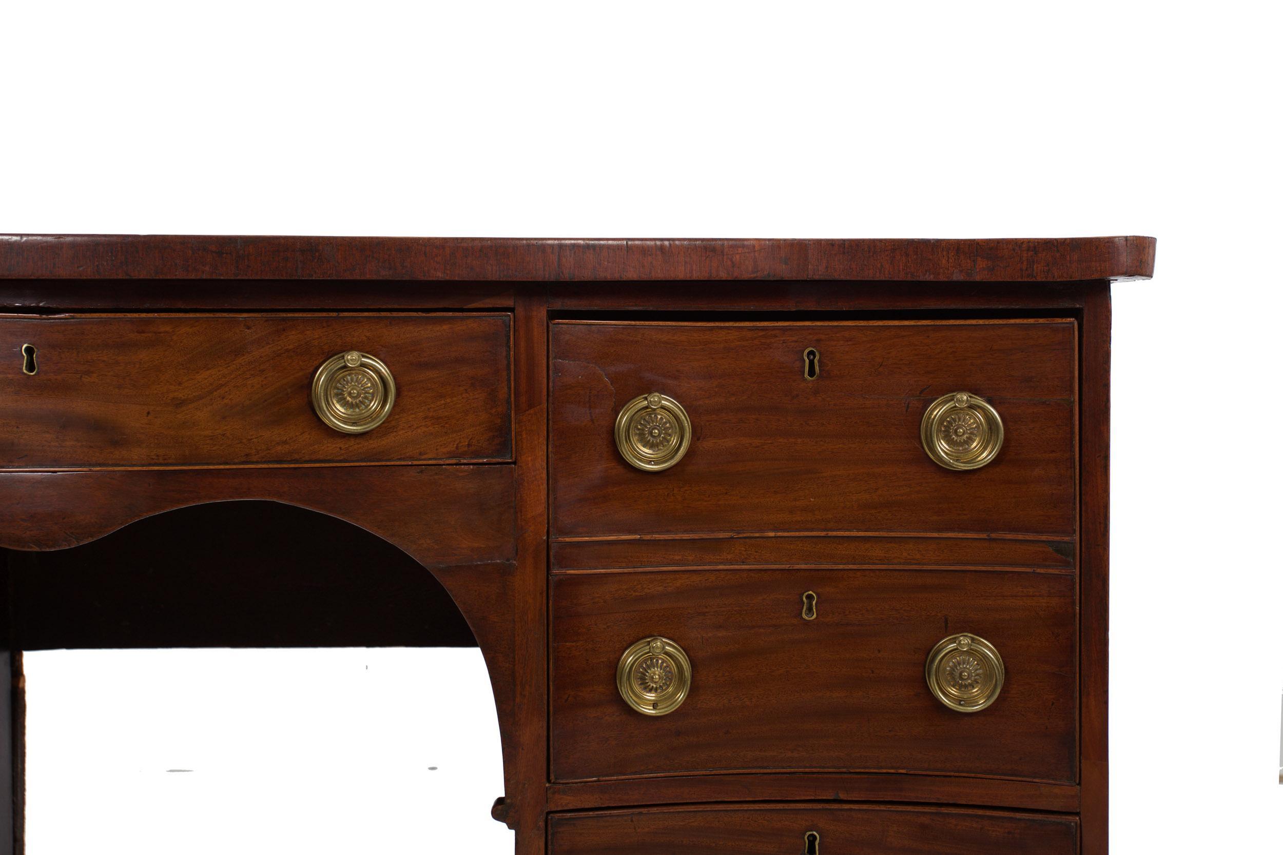 18th Century English George III Antique Mahogany Serpentine Pedestal Sideboard For Sale 5