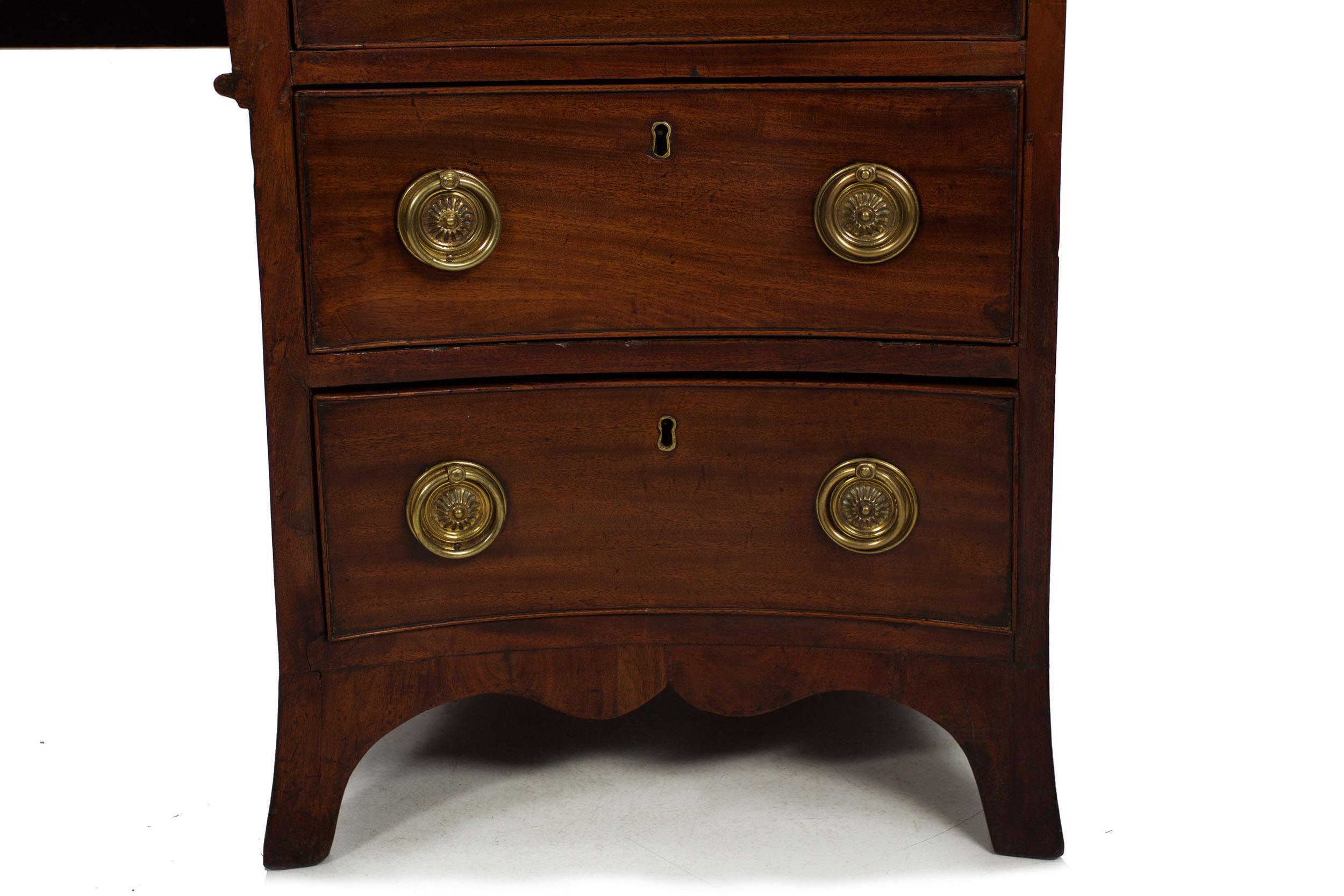 18th Century English George III Antique Mahogany Serpentine Pedestal Sideboard For Sale 6
