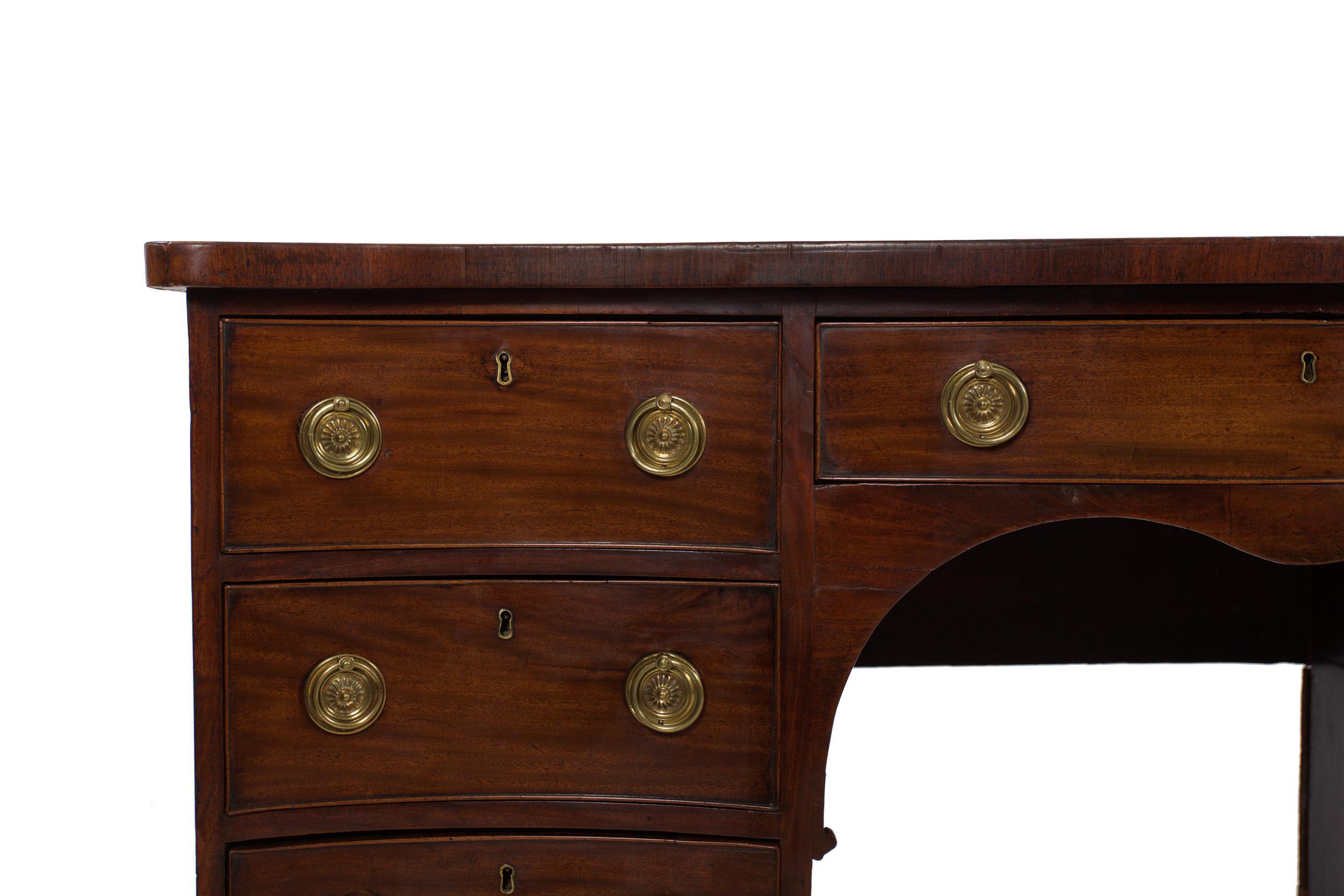 18th Century English George III Antique Mahogany Serpentine Pedestal Sideboard For Sale 3