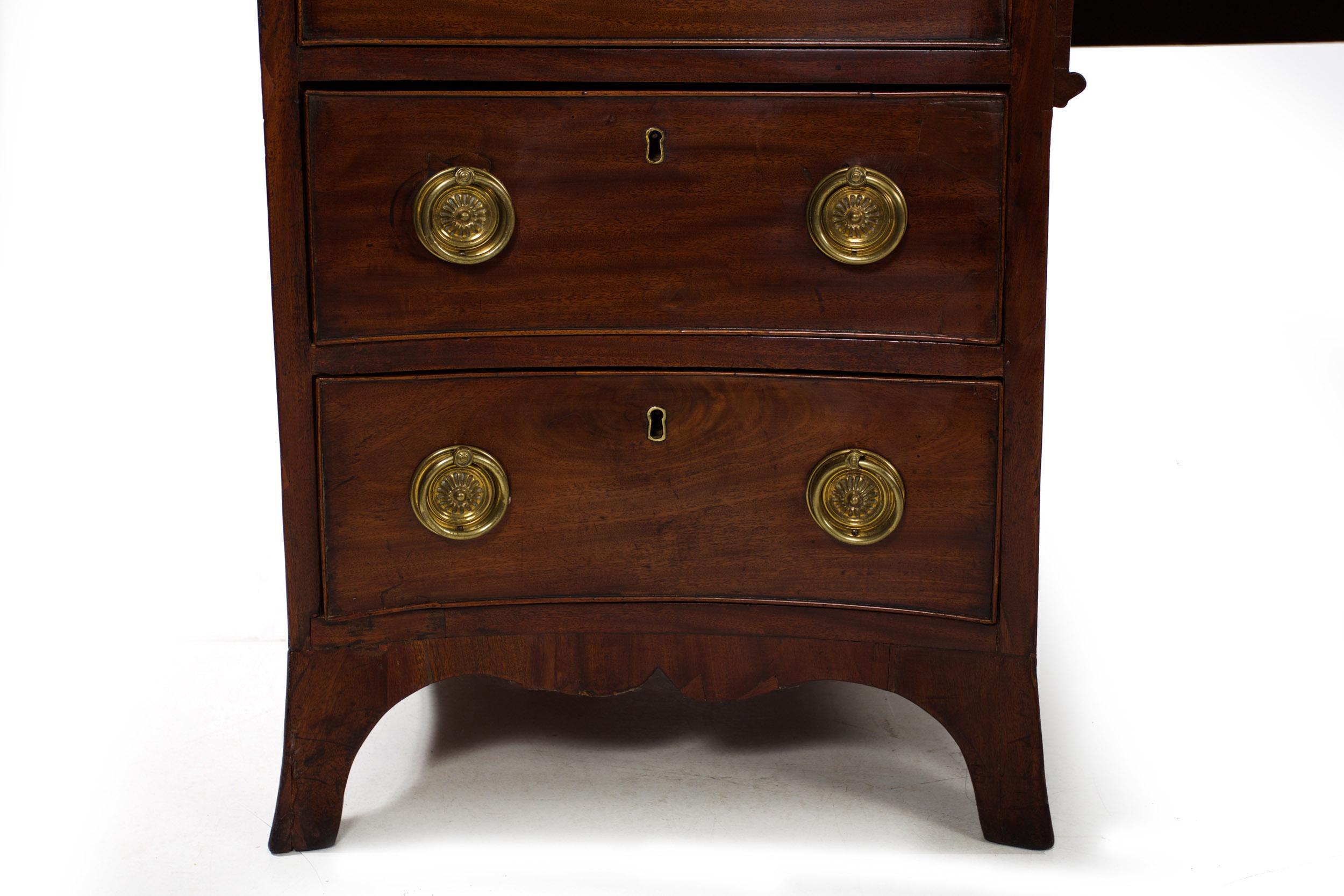 18th Century English George III Antique Mahogany Serpentine Pedestal Sideboard For Sale 4