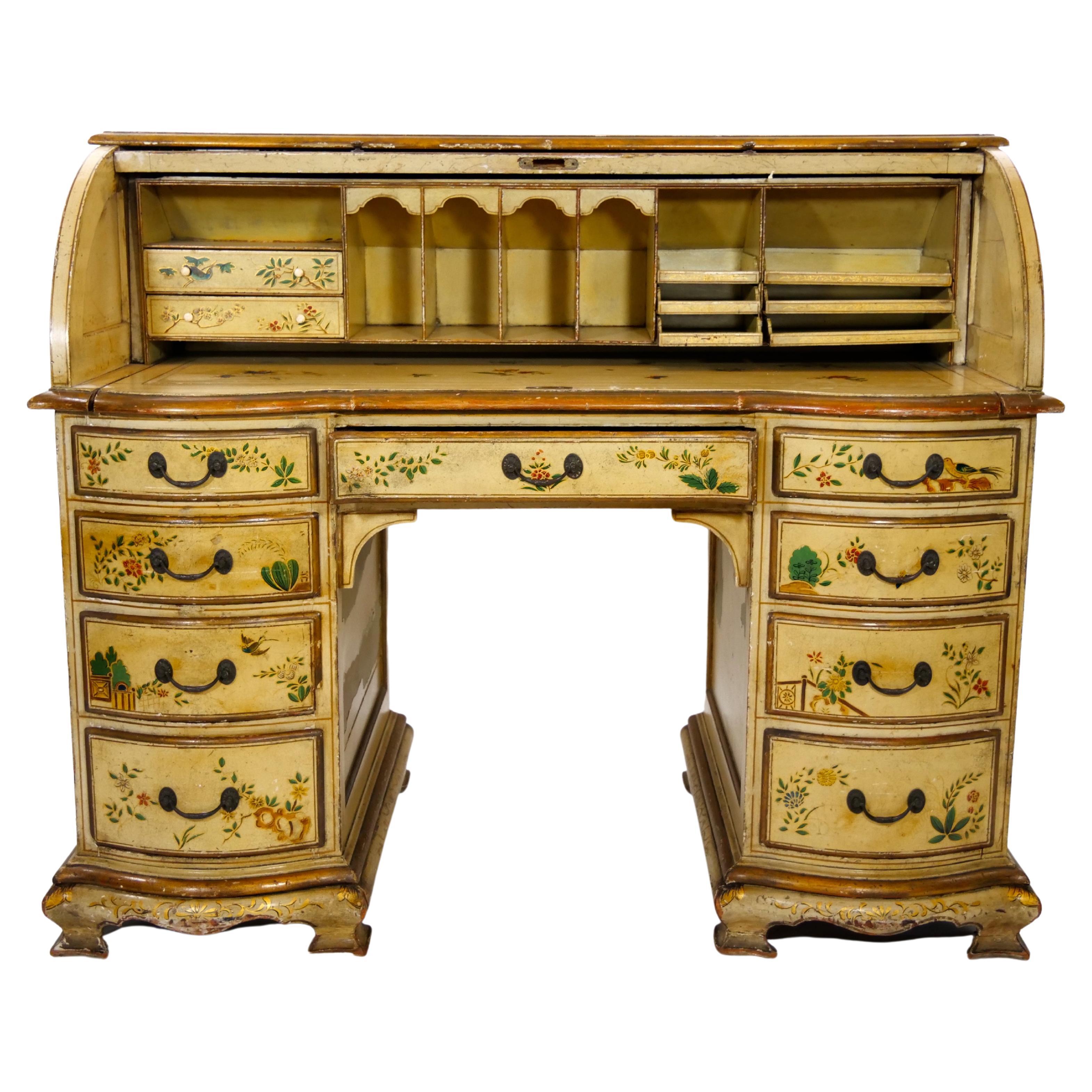 Bureau de chinoiserie du début du XIXe siècle, peint et décoré à la main. La façade s'ouvre pour révéler un intérieur entièrement aménagé et de nombreux compartiments de rangement, au-dessus d'un arrangement de divers tiroirs, reposant sur quatre