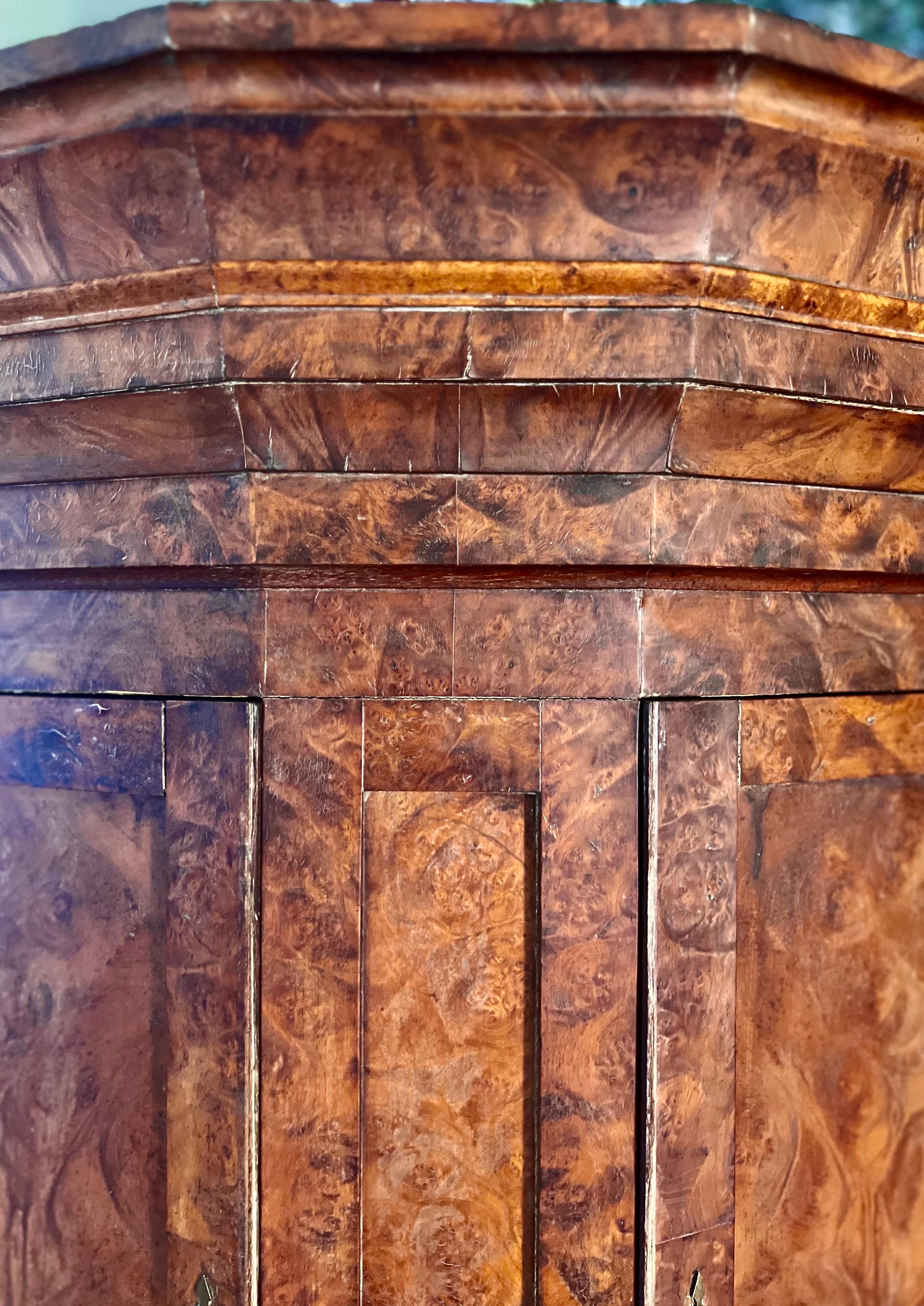 Armoire d'angle anglaise George III du 18ème siècle en loupe d'orme suspendue à deux portes en vente 1
