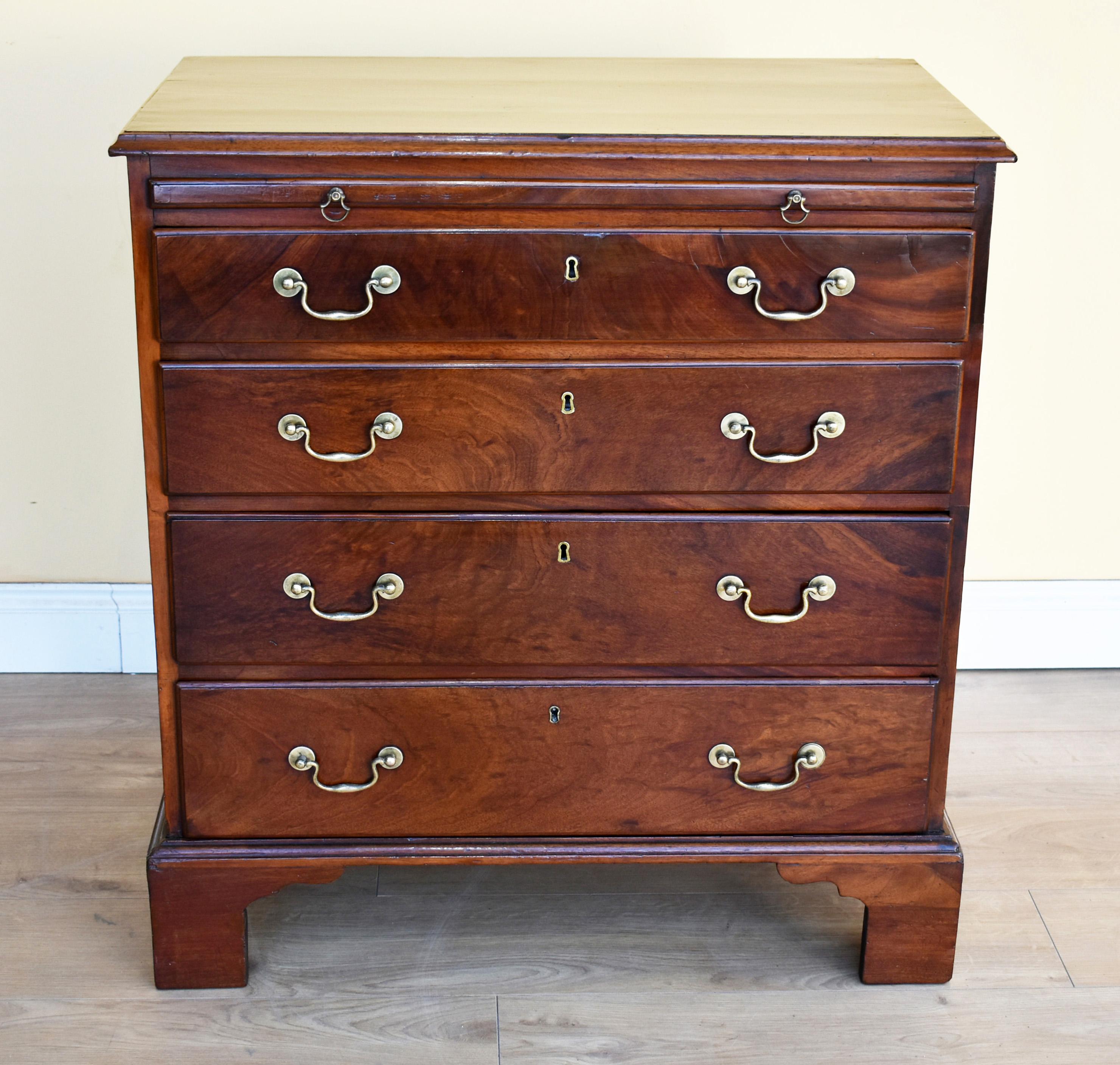 18th Century English George III Mahogany Bachelors Chest of Drawers In Good Condition In Chelmsford, Essex