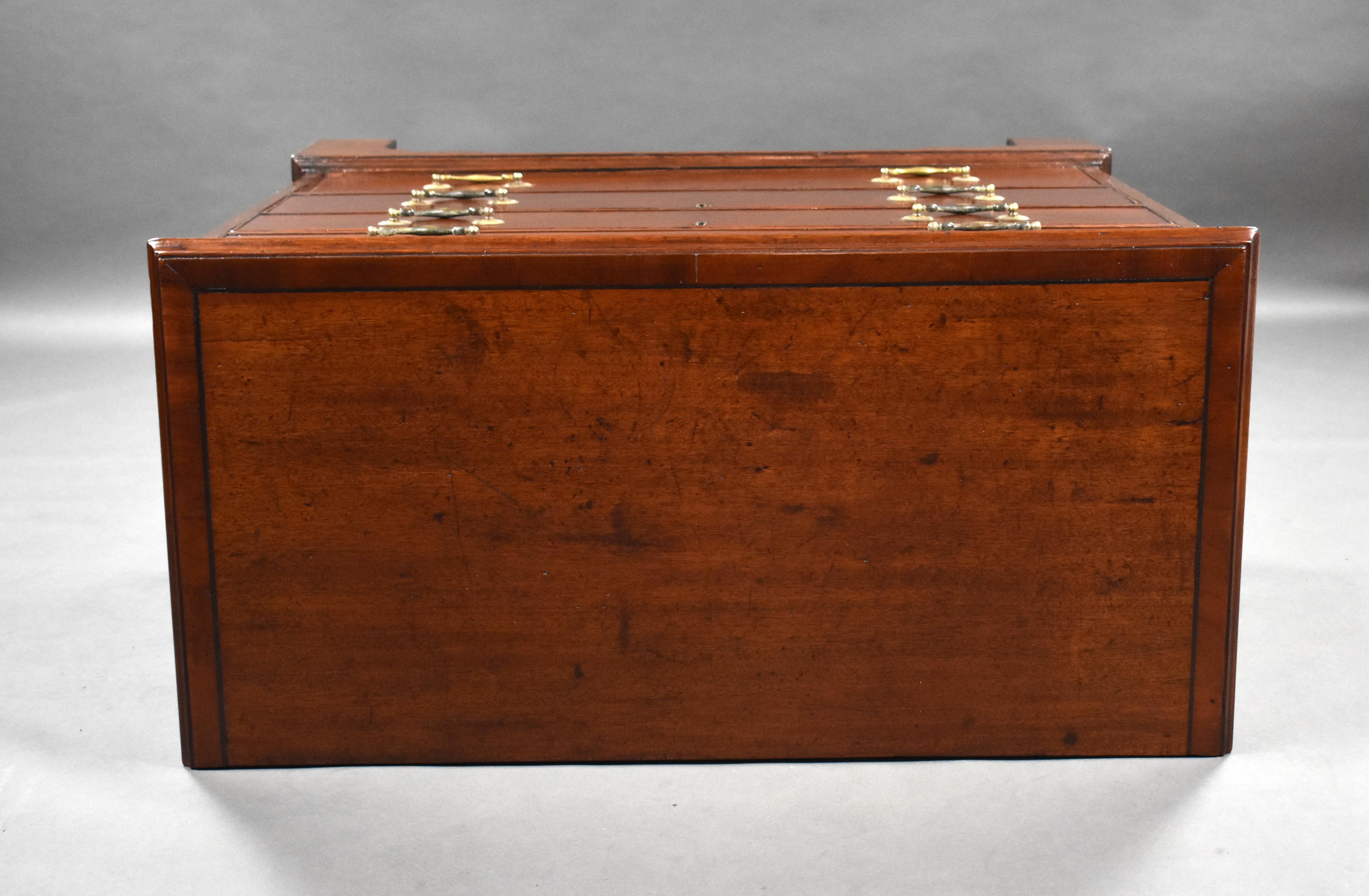 Cassettiera in mogano Giorgio III inglese del XVIII secolo in vendita 1
