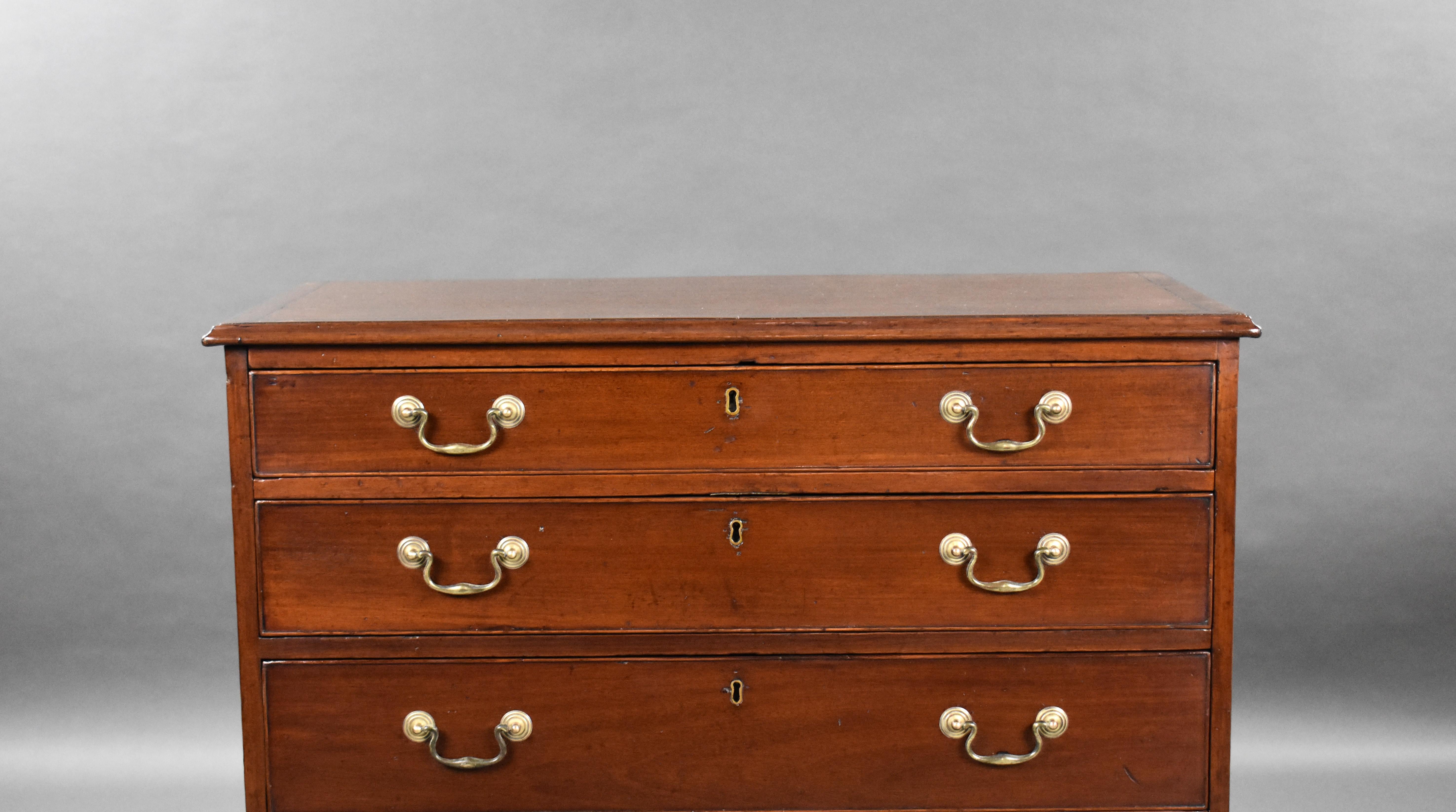 18th Century English George III Mahogany Chest of Drawers For Sale 5