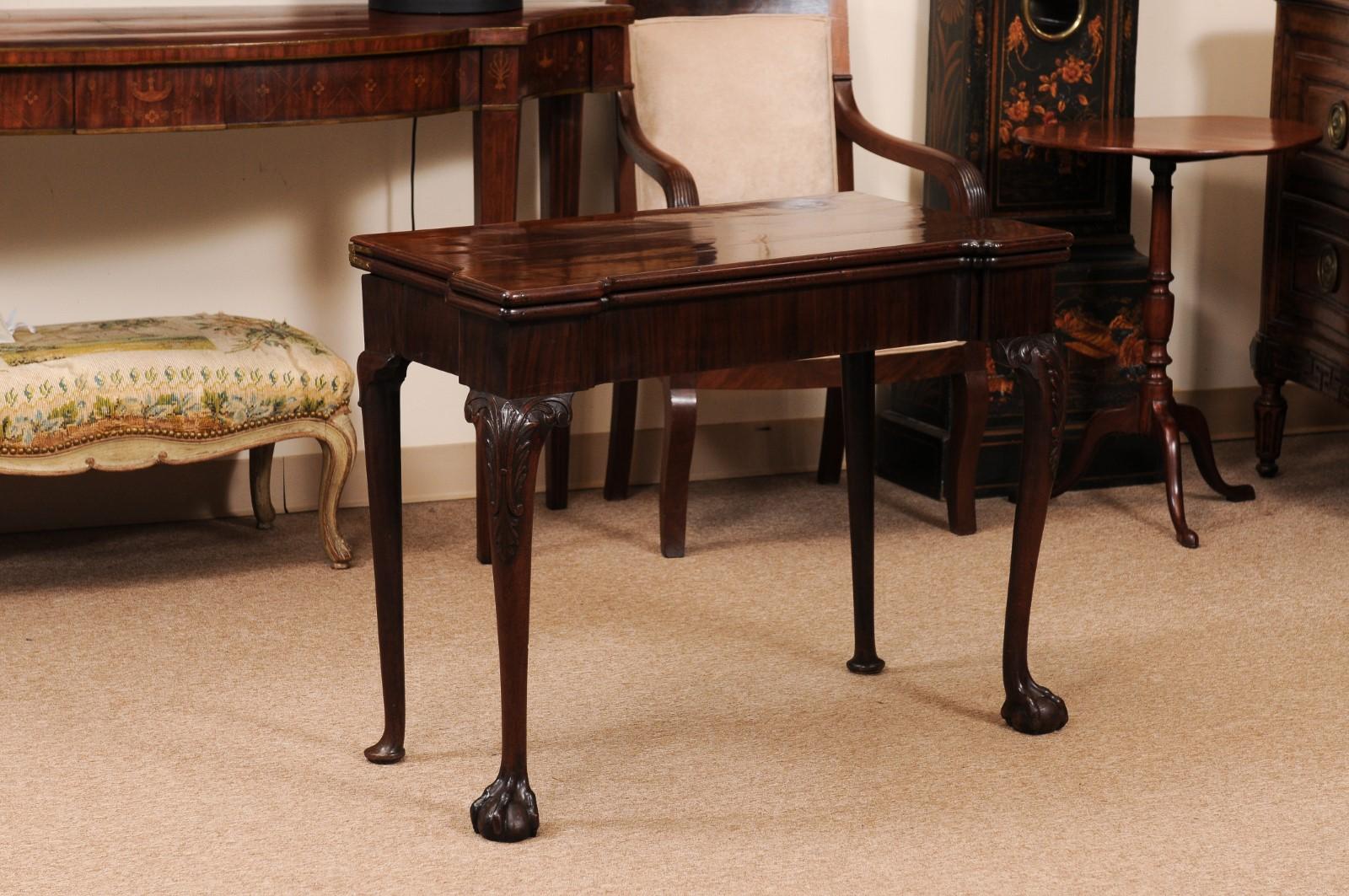 Table de jeu Concertino en acajou George III du 18e siècle avec plateau en cuir et pochettes pour jetons
