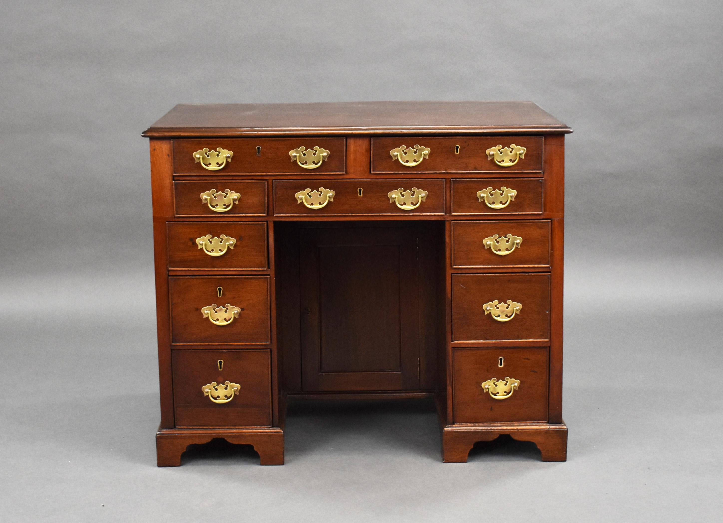 18th Century English George III Mahogany Kneehole Desk In Good Condition For Sale In Chelmsford, Essex