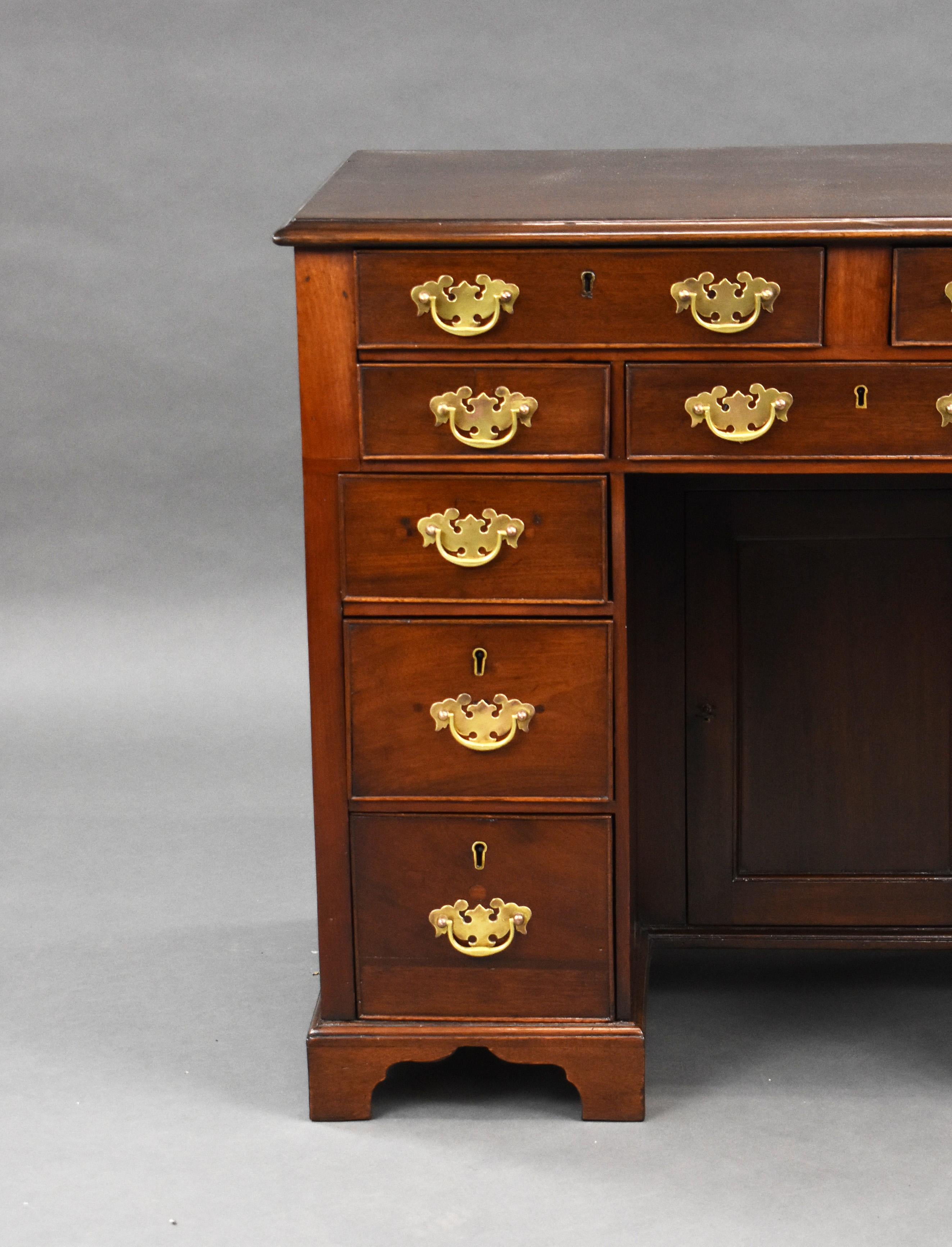 18th Century English George III Mahogany Kneehole Desk For Sale 1