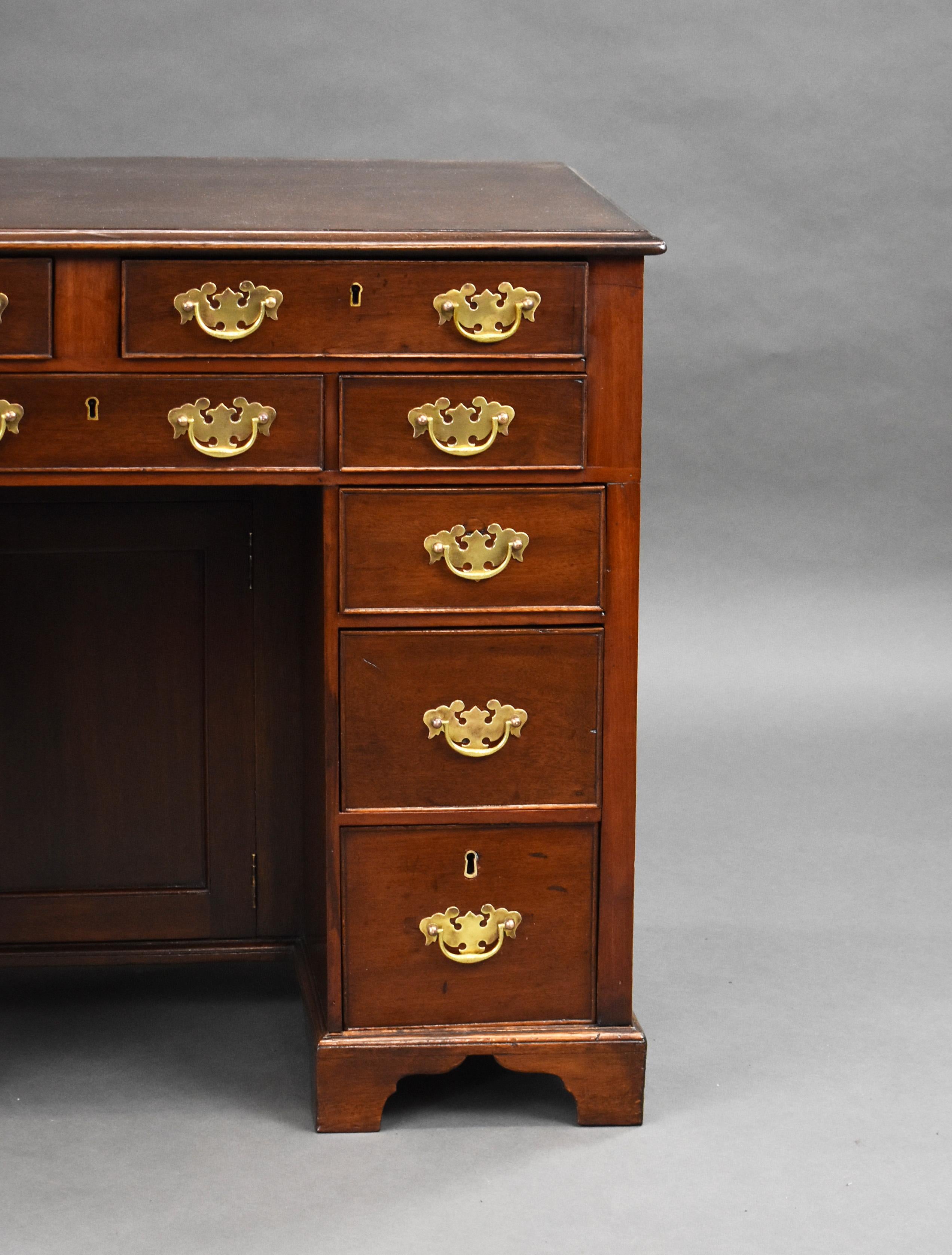 18th Century English George III Mahogany Kneehole Desk For Sale 2