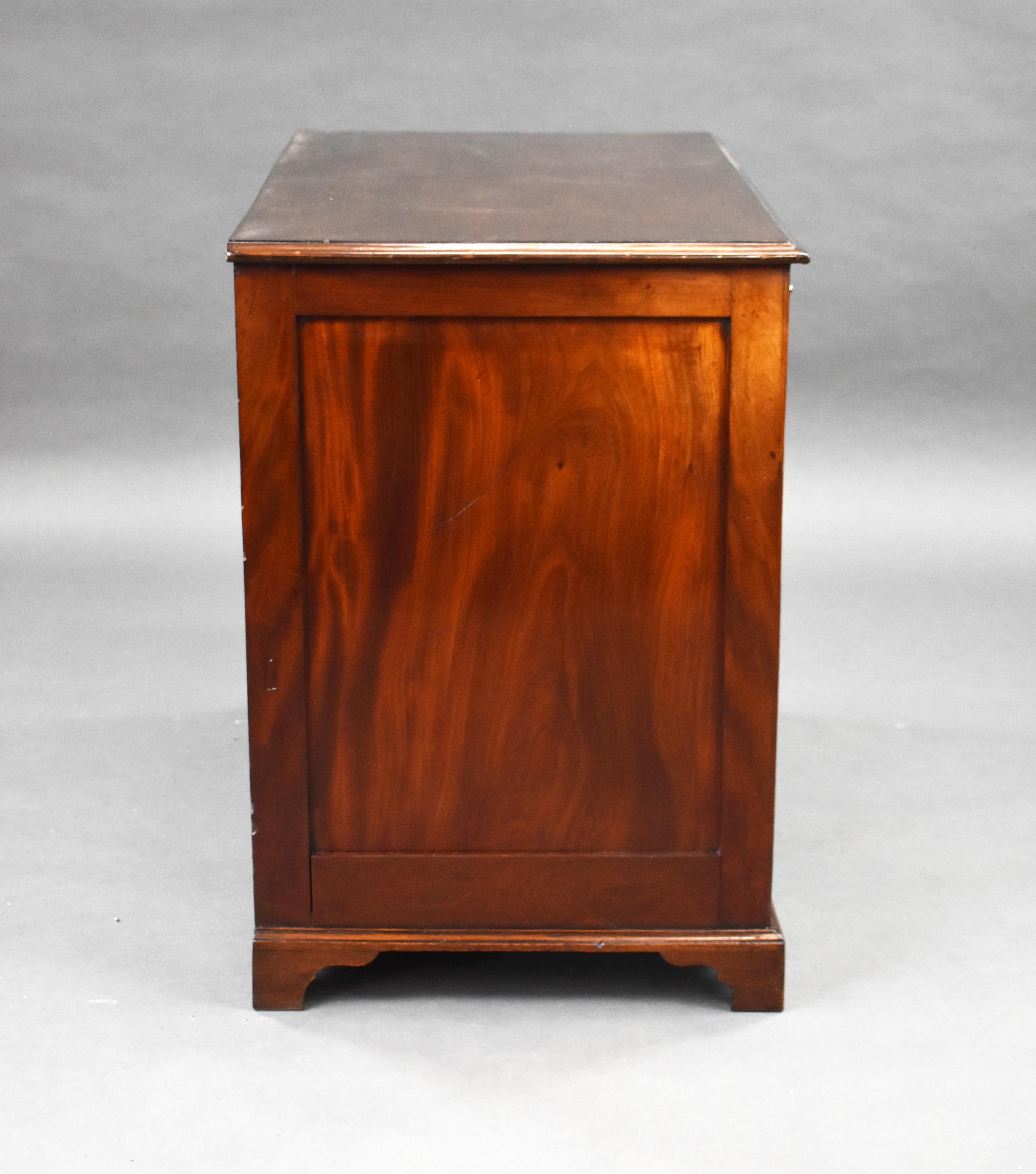 18th Century English George III Mahogany Kneehole Desk For Sale 5