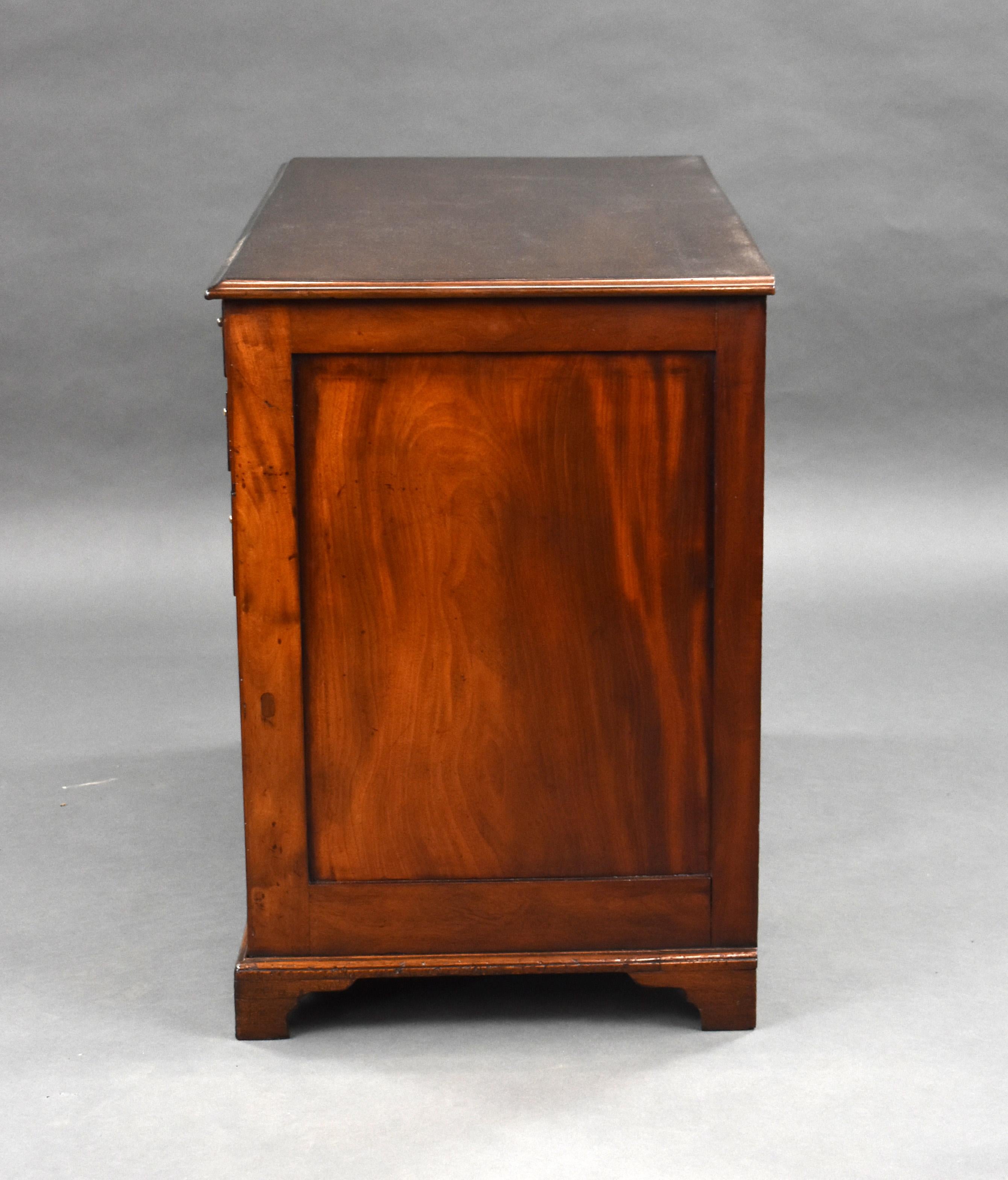 18th Century English George III Mahogany Kneehole Desk For Sale 6