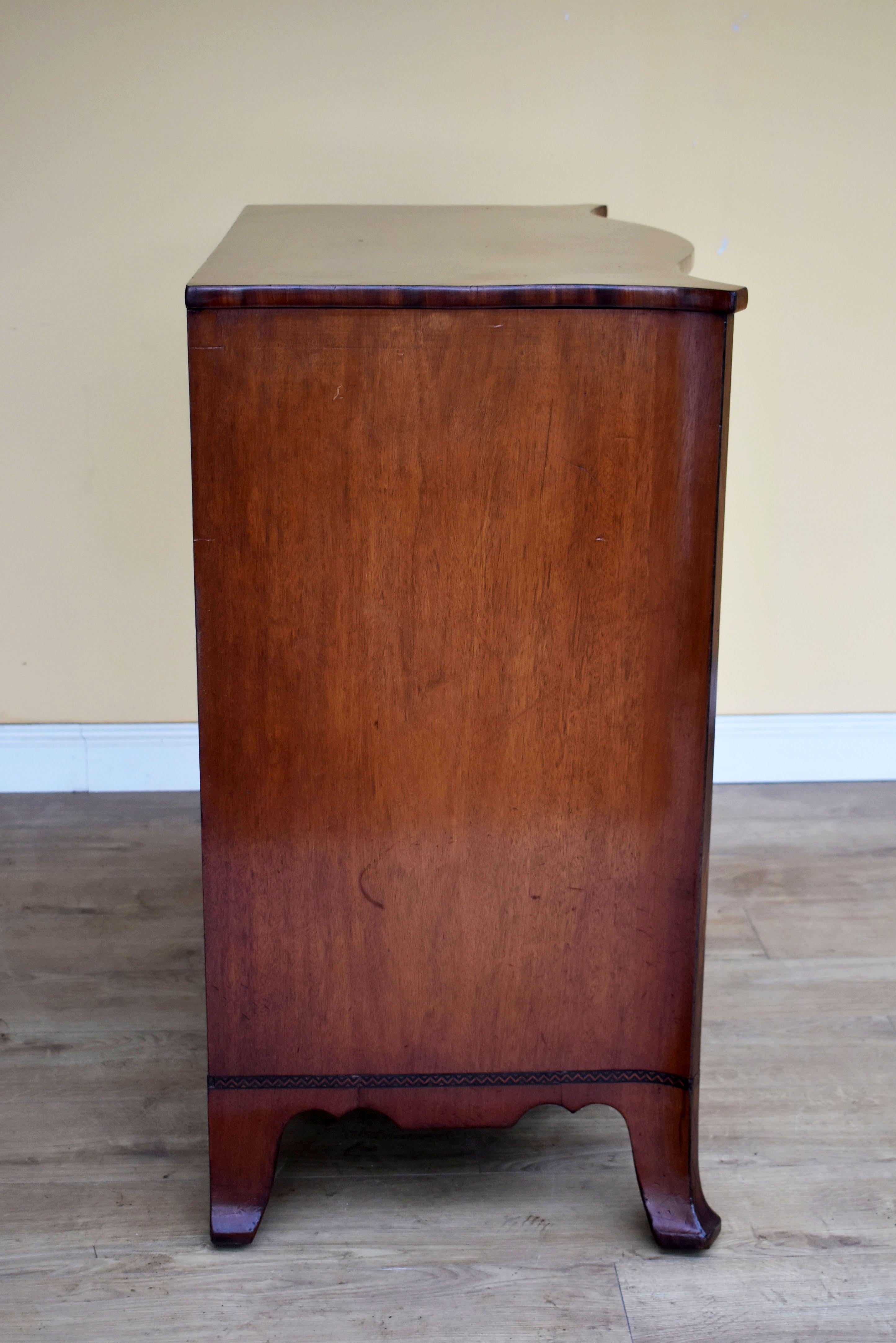18th Century English George III Mahogany Serpentine Chest of Drawers In Good Condition In Chelmsford, Essex