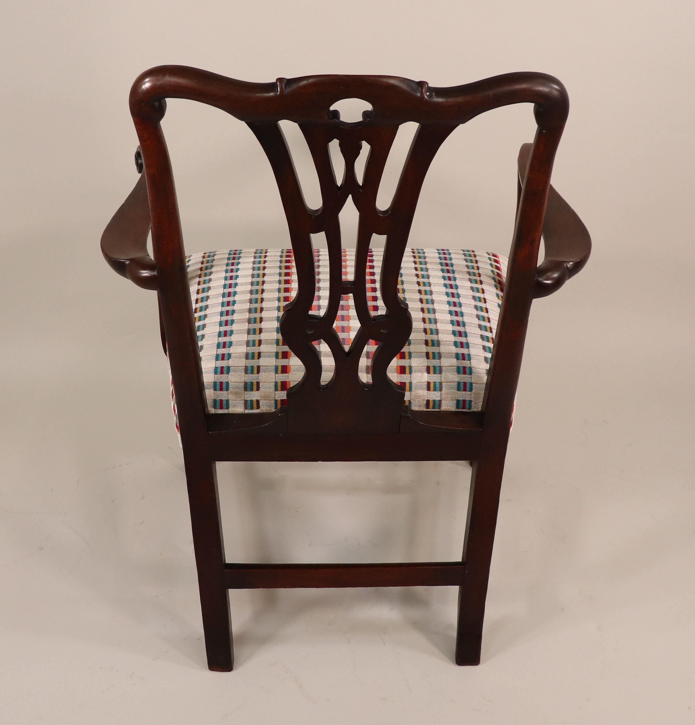 Englischer Mahagoni-Sessel aus der George-III-Periode des 18. Jahrhunderts mit modernem Stoff (George III.) im Angebot