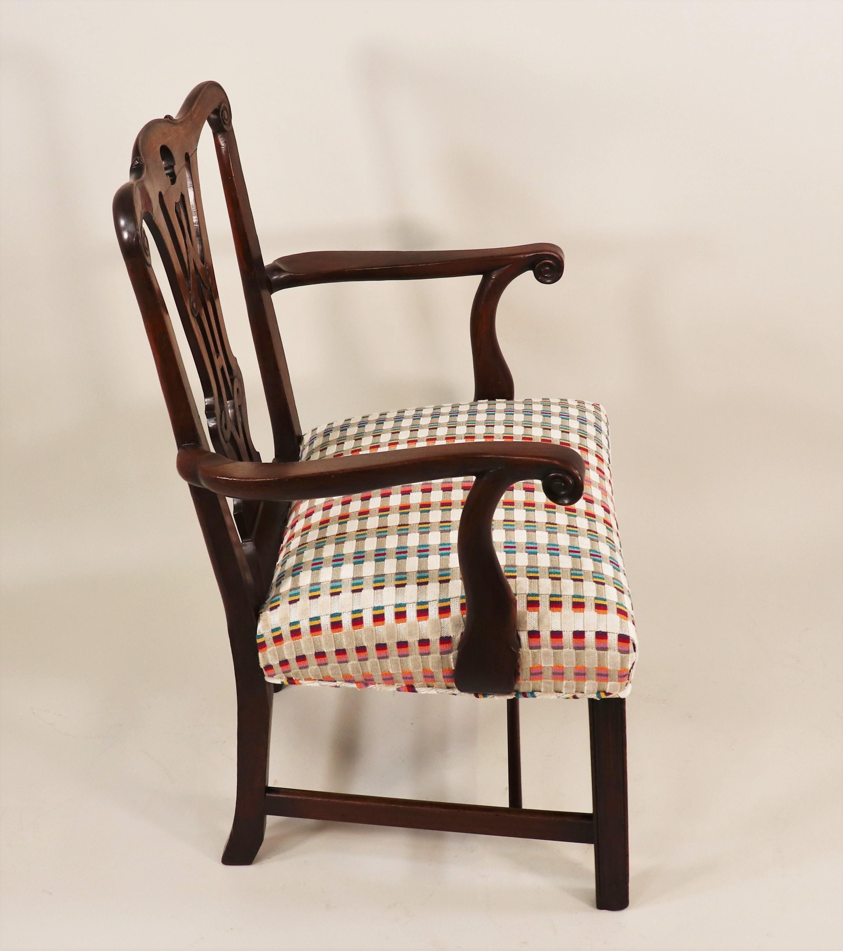 Englischer Mahagoni-Sessel aus der George-III-Periode des 18. Jahrhunderts mit modernem Stoff (Geschnitzt) im Angebot