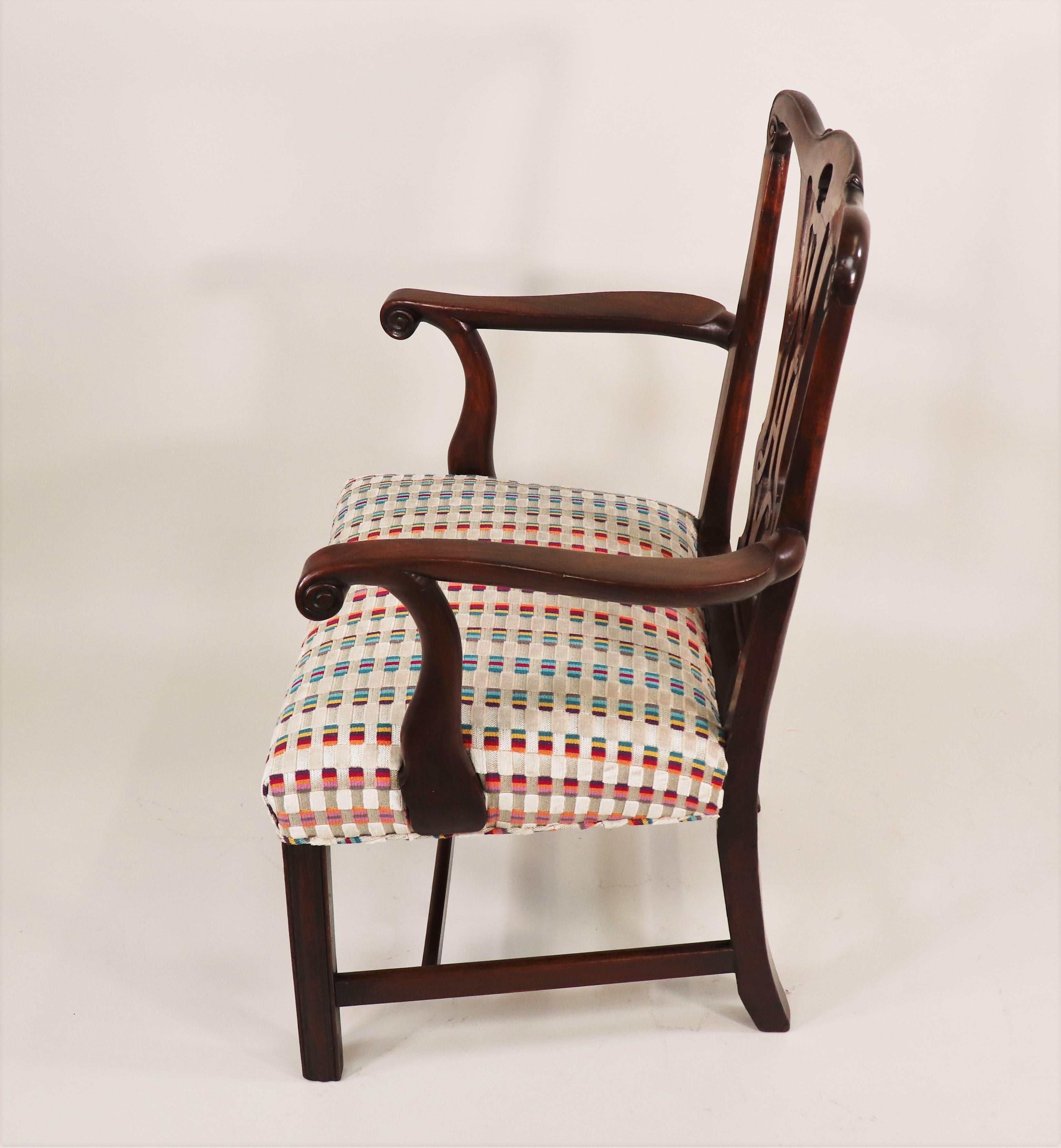 Englischer Mahagoni-Sessel aus der George-III-Periode des 18. Jahrhunderts mit modernem Stoff im Zustand „Gut“ im Angebot in Chicago, IL