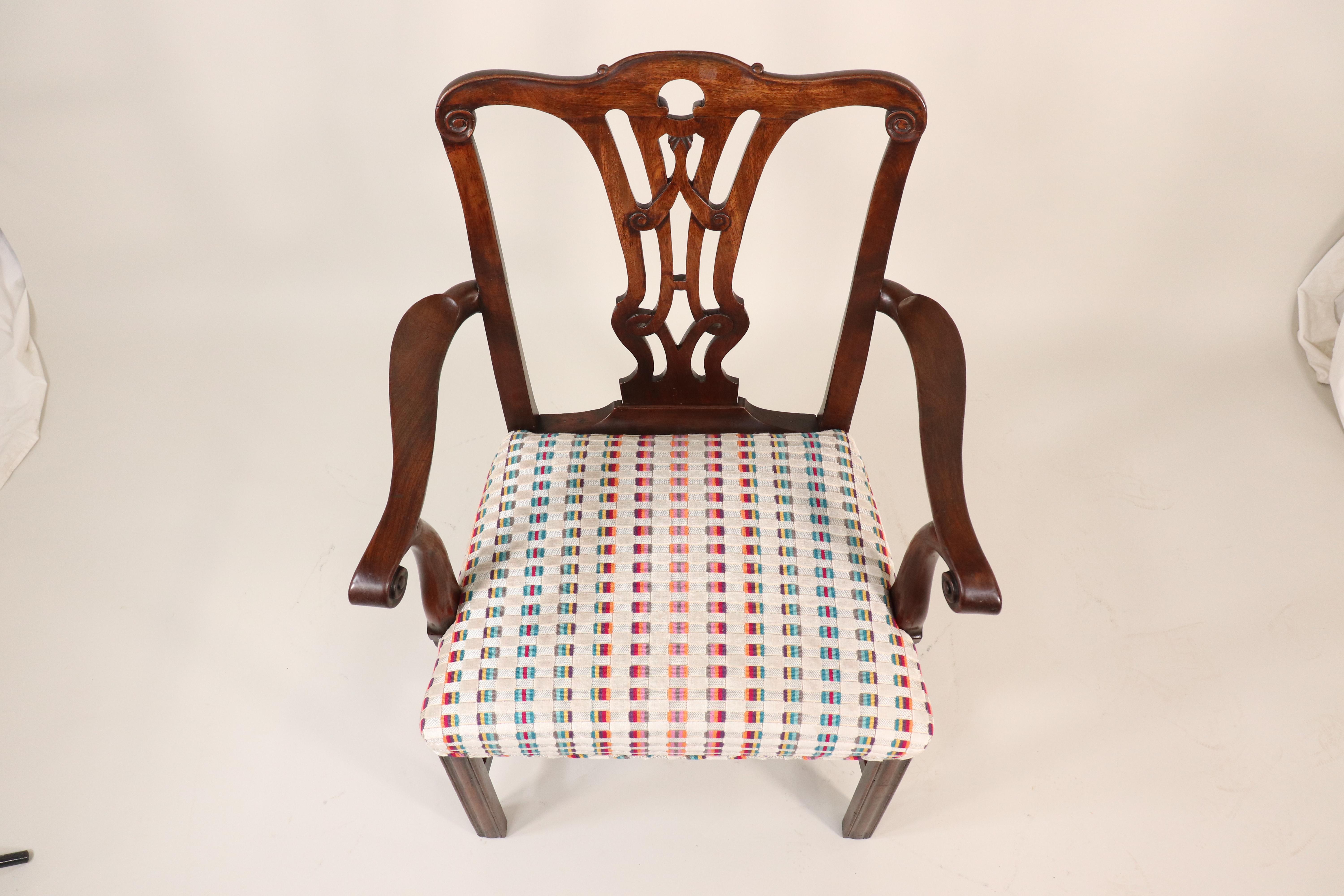 Englischer Mahagoni-Sessel aus der George-III-Periode des 18. Jahrhunderts mit modernem Stoff (Mitte des 18. Jahrhunderts) im Angebot